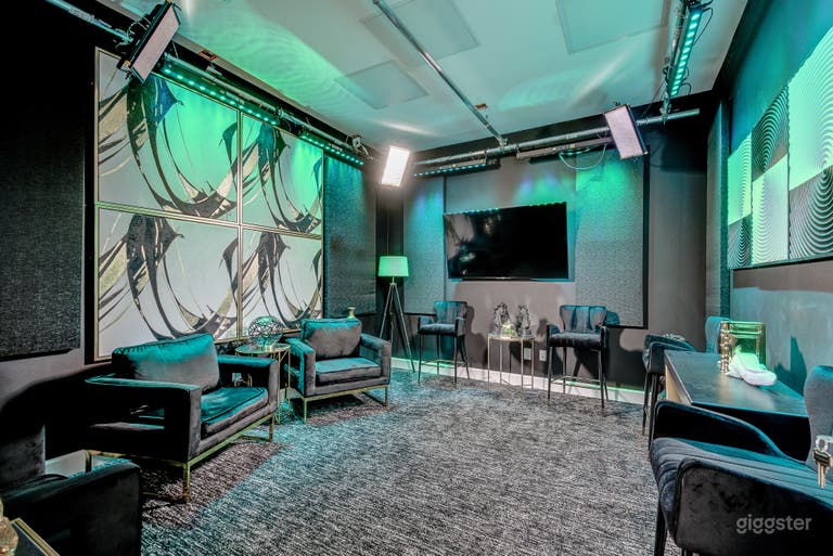  Salle d'enregistrement de podcast. Cette pièce est absolument magnifique et sophistiquée. Avec des accents décoratifs dorés, la pièce peut être équipée d'un éclairage de production selon vos préférences. 