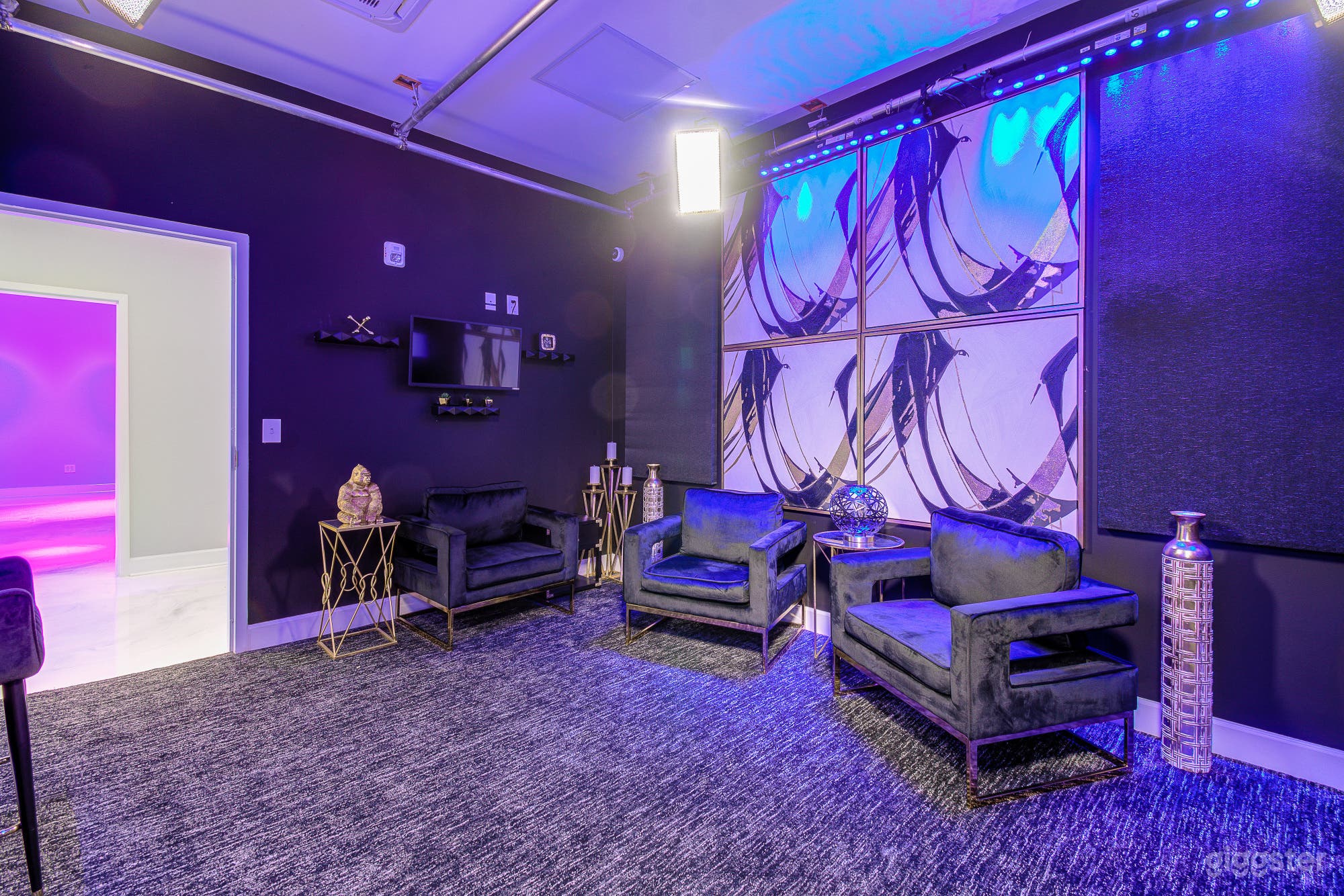 Various lighting production options to help set the ambiance and tone of your content. Each Podcast Room includes microphones, and a TV