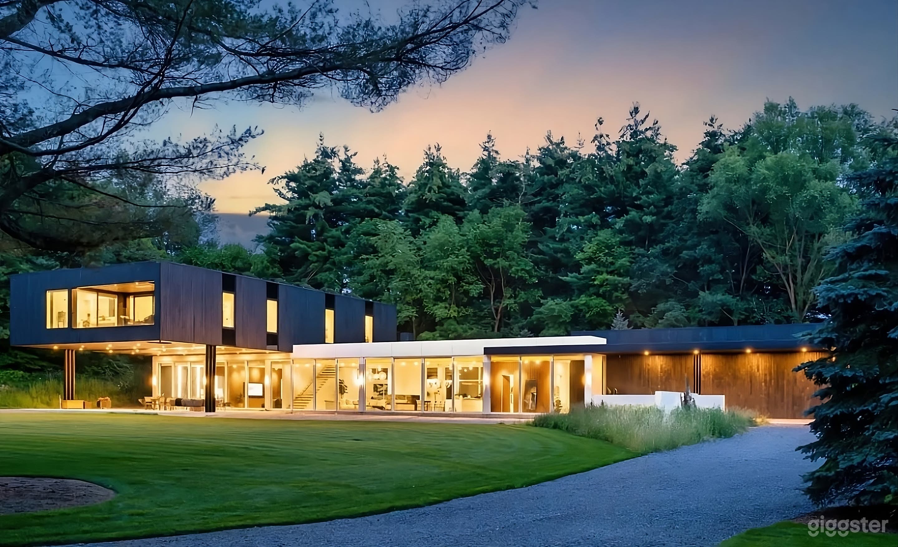 Expansive Backyard Oasis Photo 4