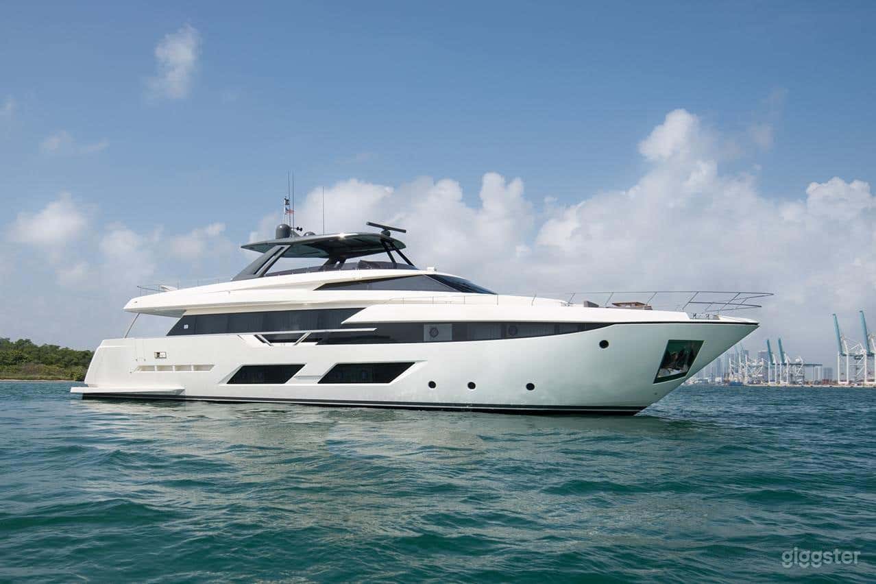 92' FERRETTI YACHT Photo 1