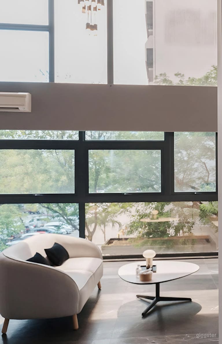  Salón versátil con pantalla de 115” para eventos 