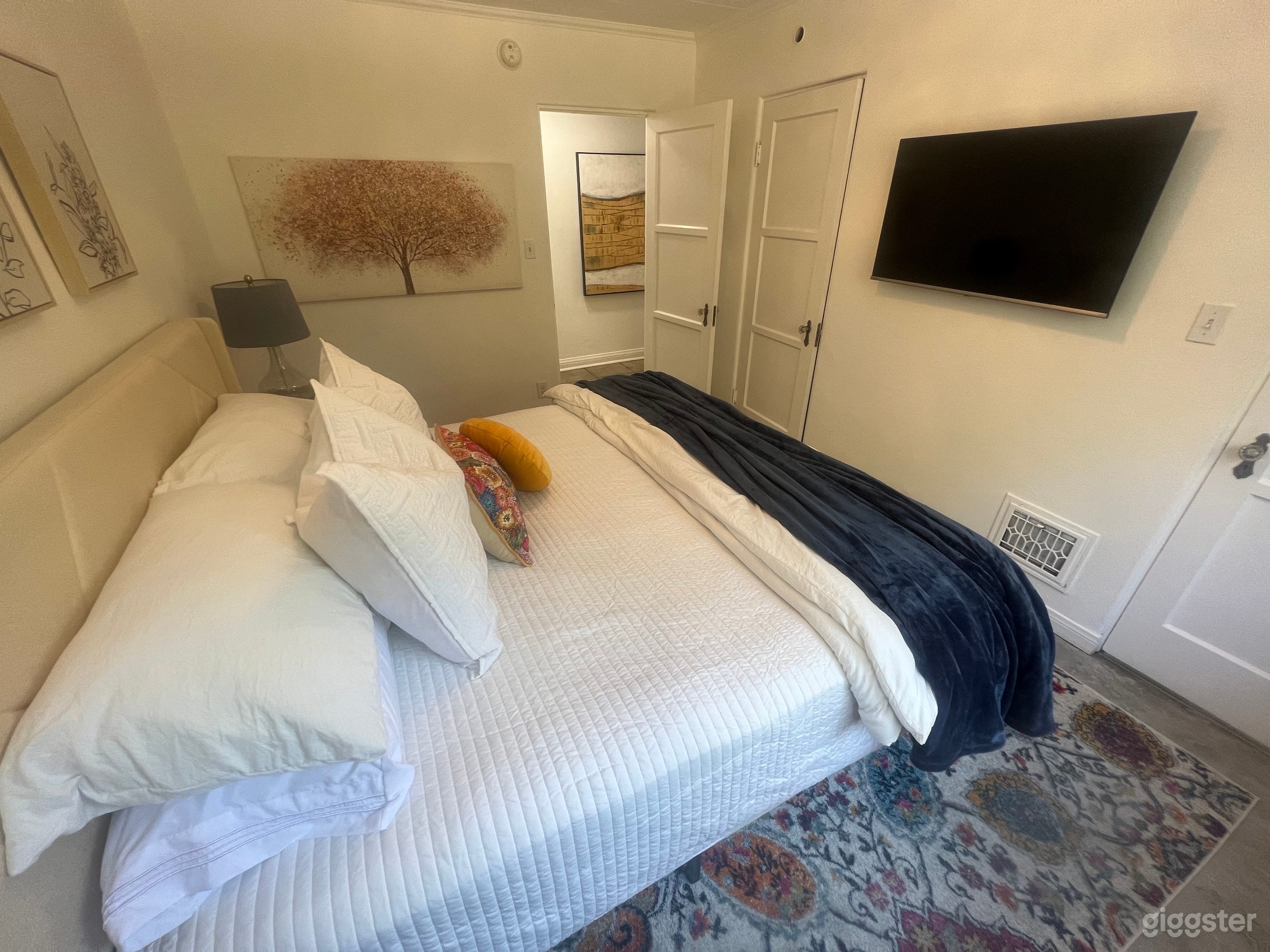 Traditional Apartment/Condo in Mediterranean House Photo 2