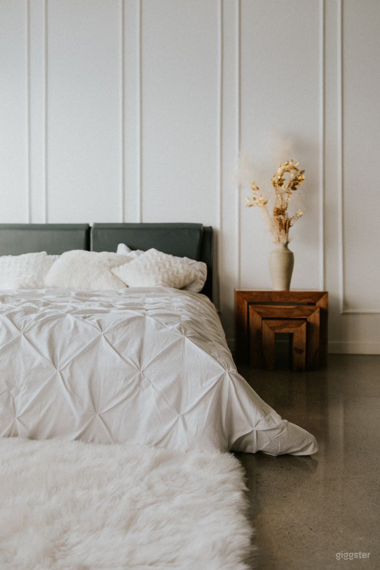  Beautiful Studio In Montreal With Natural Light & Backdrops 