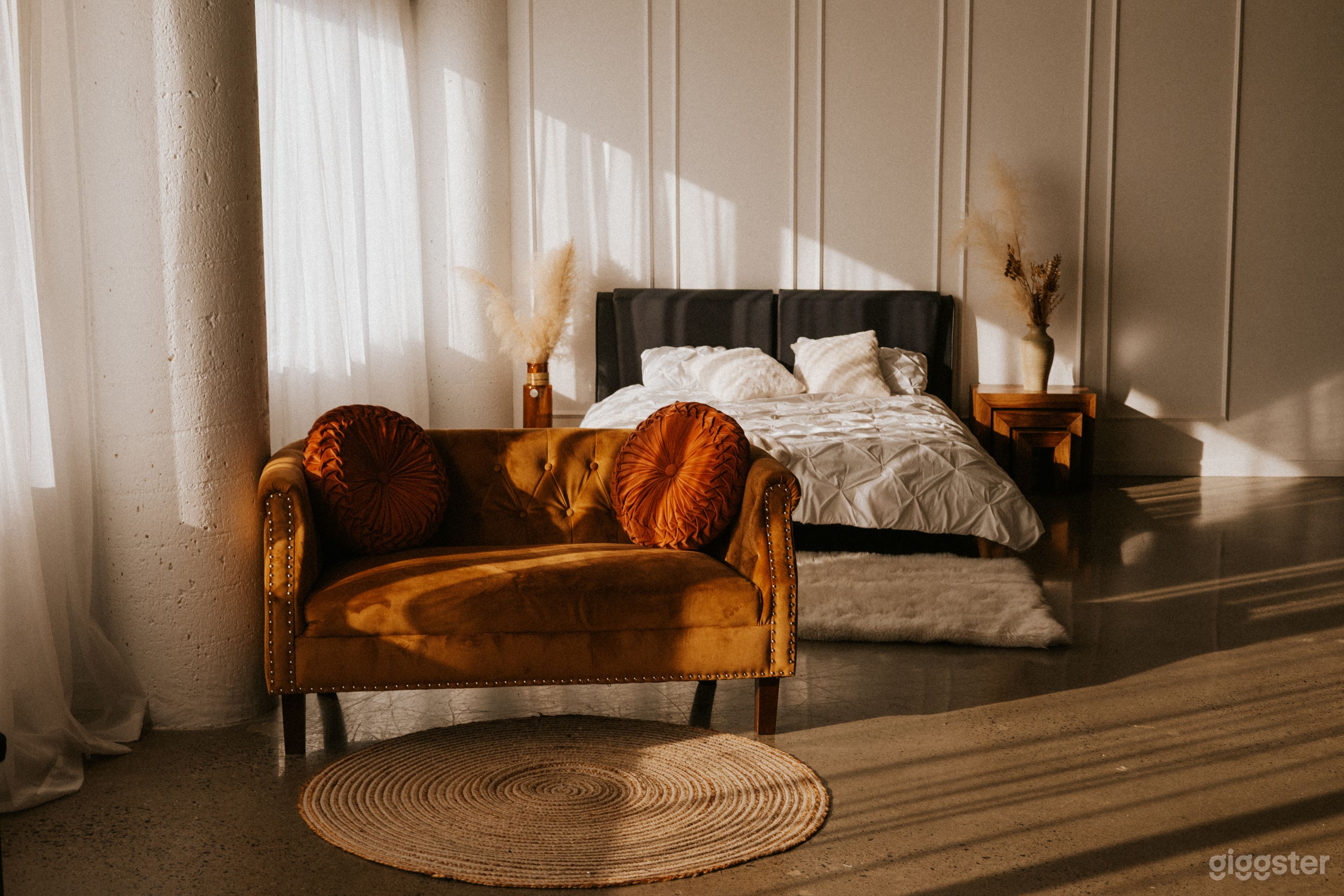 Beautiful Studio In Montreal With Natural Light & Backdrops Photo 1