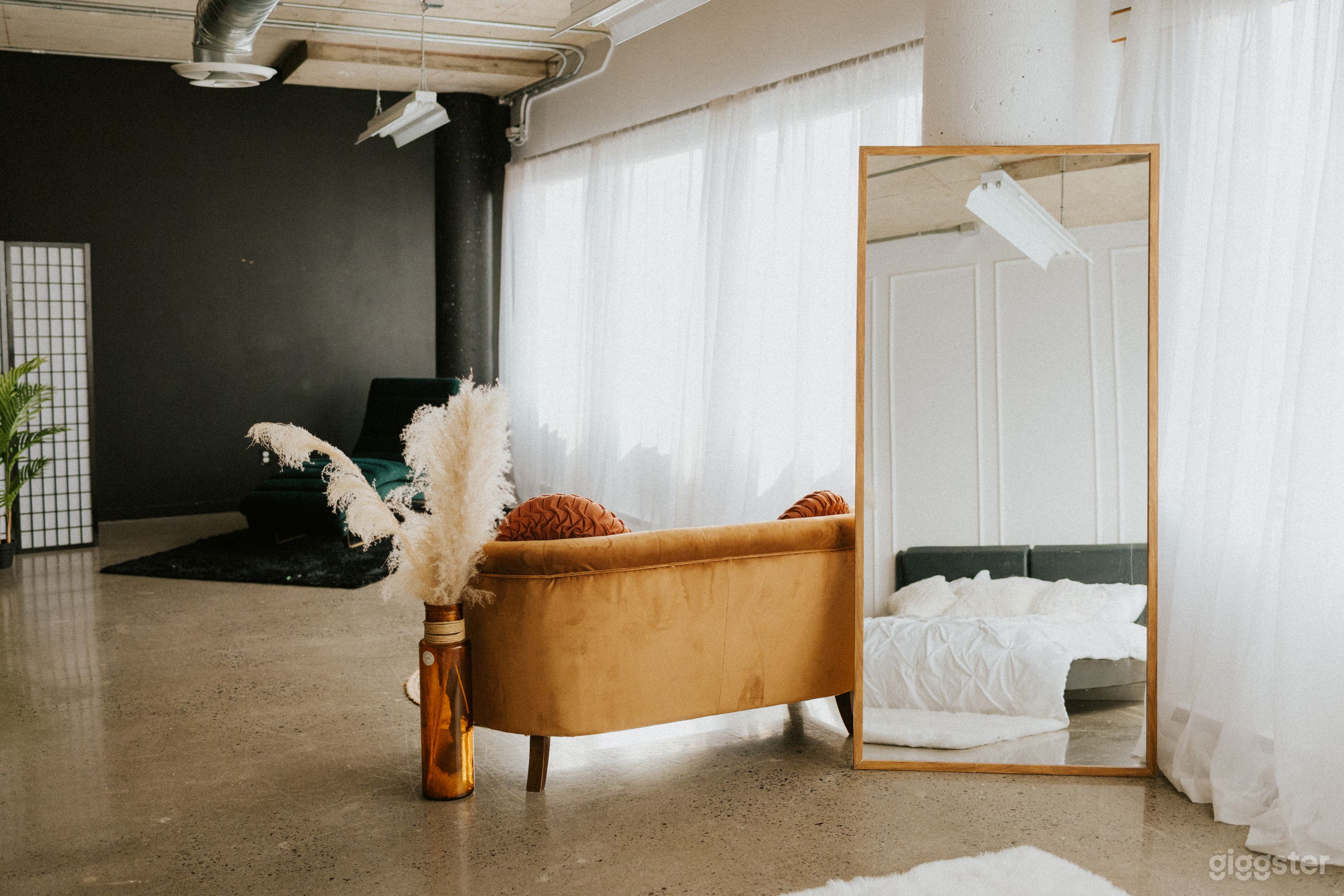 Beautiful Studio In Montreal With Natural Light & Backdrops Photo 1