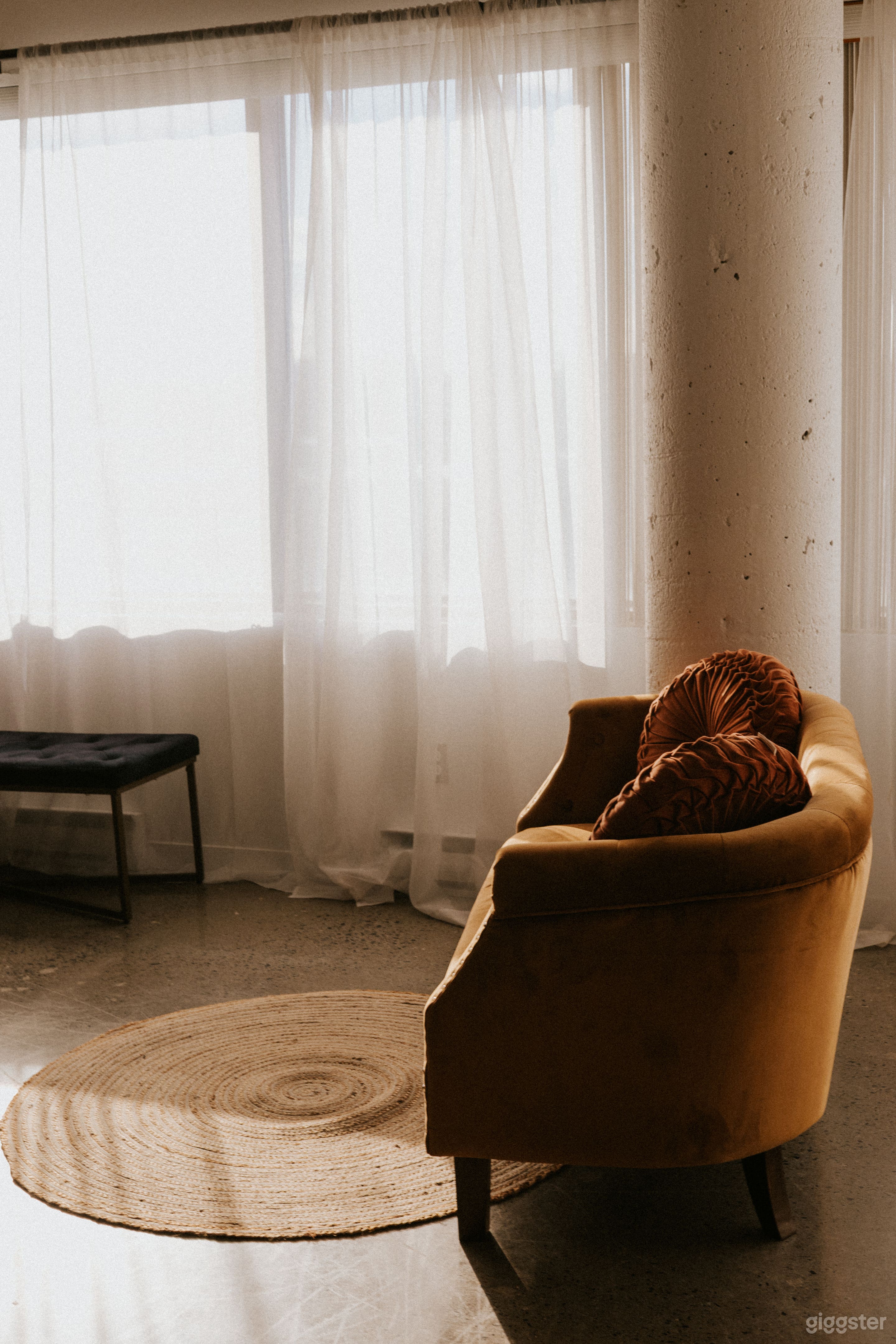 Beautiful Studio In Montreal With Natural Light & Backdrops Photo 4