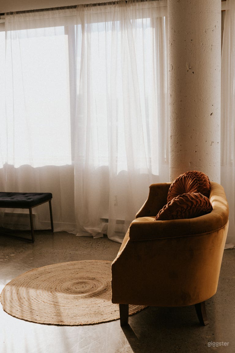  Beautiful Studio In Montreal With Natural Light & Backdrops 