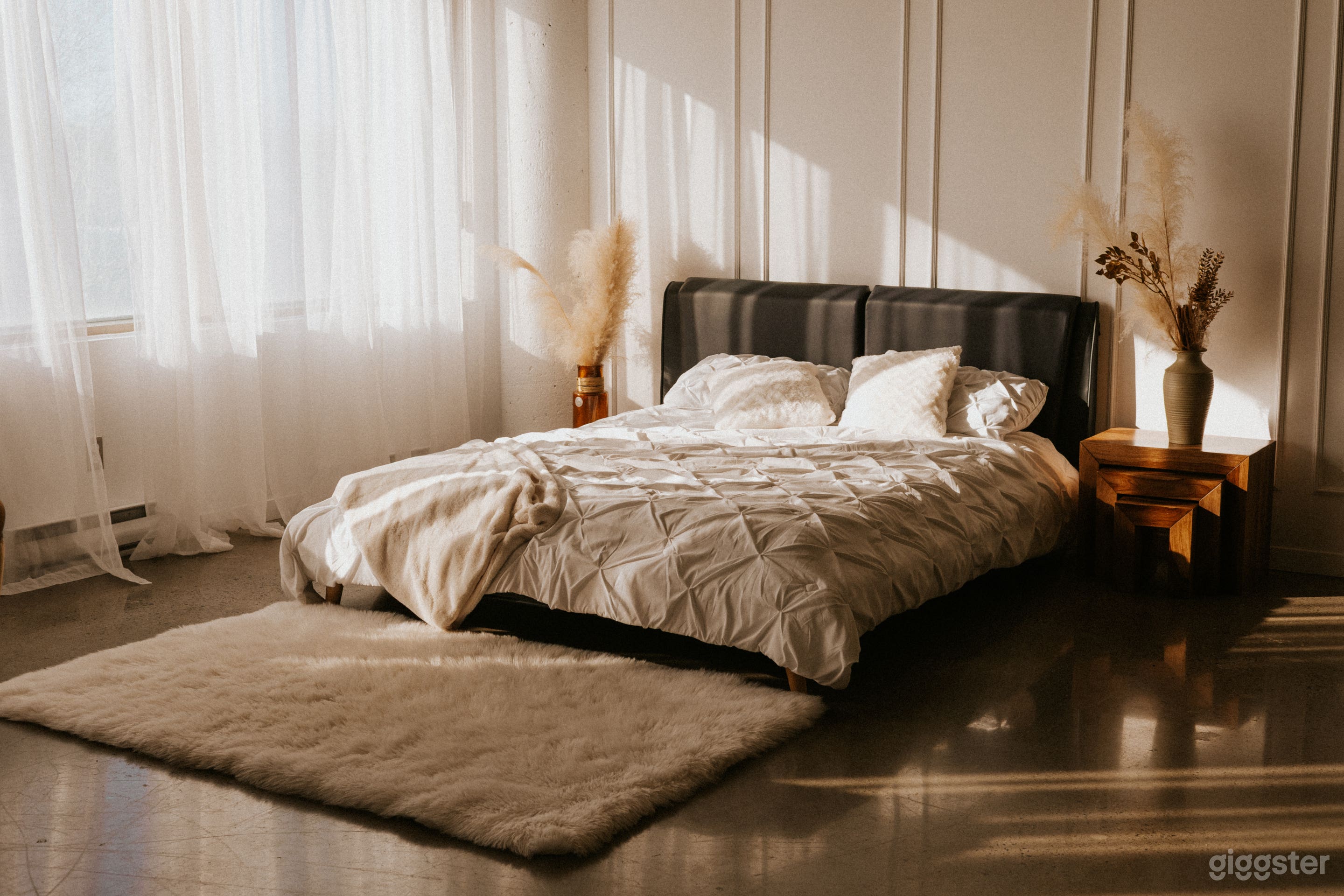 Beautiful Studio In Montreal With Natural Light & Backdrops Photo 2