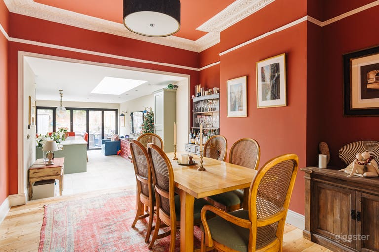  Beautiful Spacious 5 Bedroom Period Family Home 