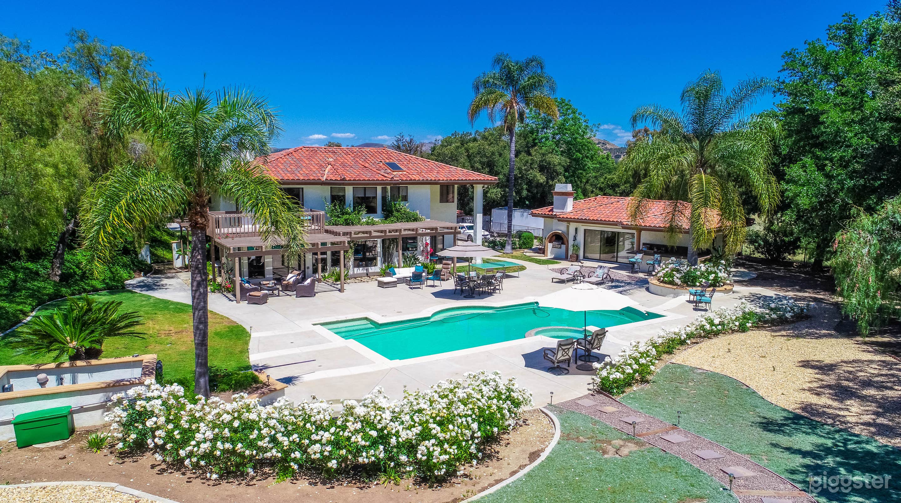 Astonishing Pool in a Private, Quiet Estate Photo 2
