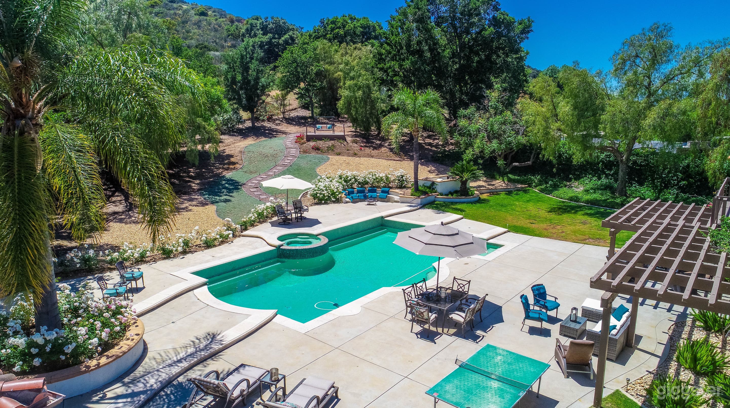 Astonishing Pool in a Private, Quiet Estate Photo 1