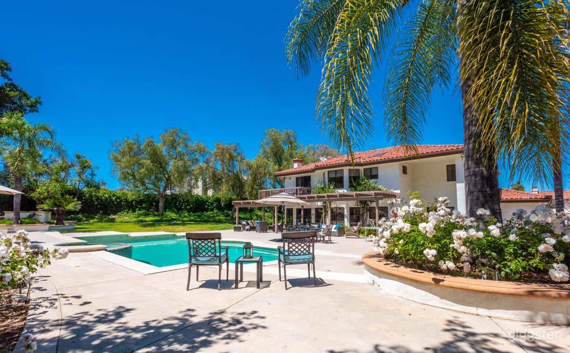 Astonishing Pool in a Private, Quiet Estate Photo 3