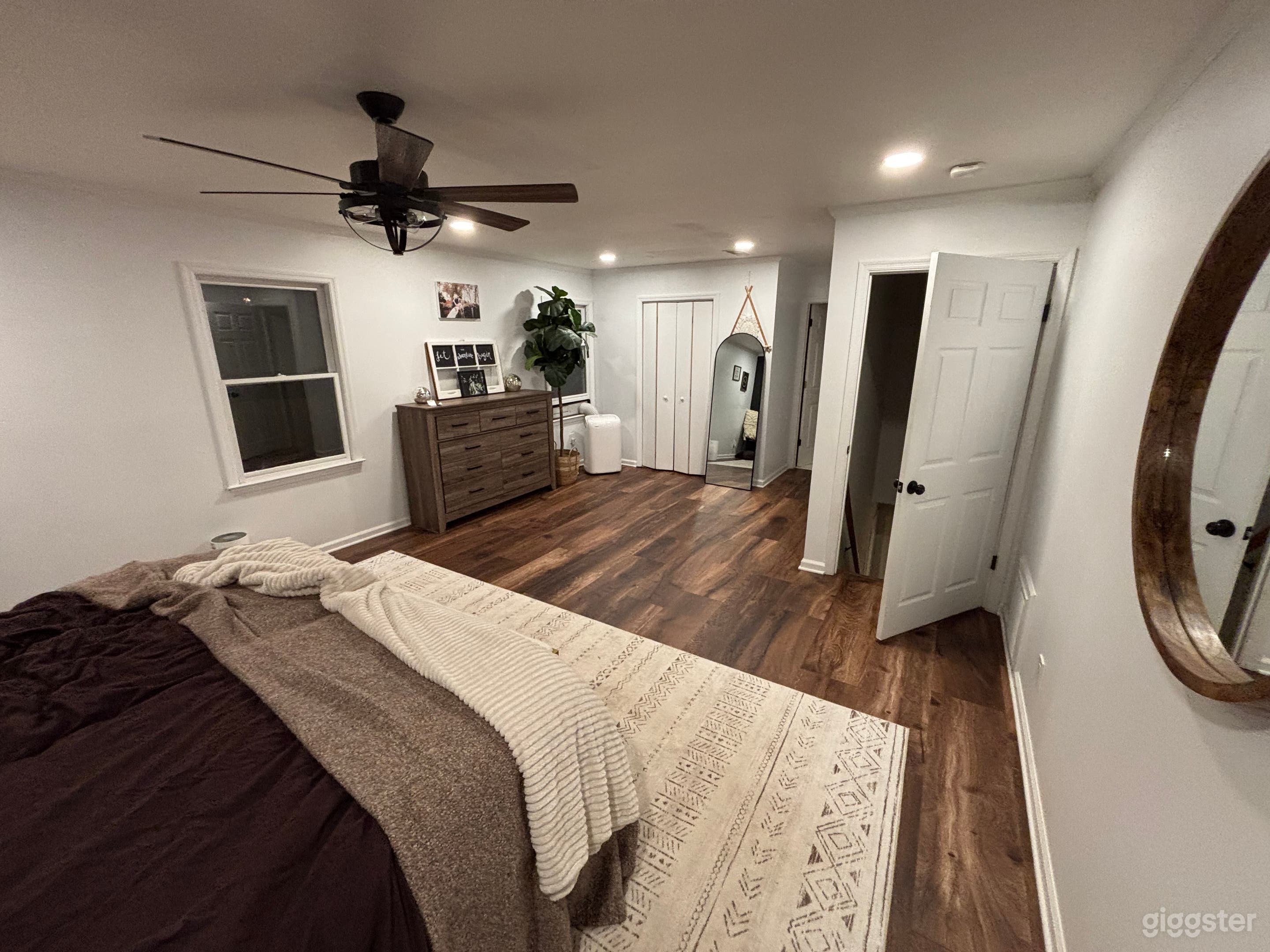 Private mid century ranch on 3 acres w/creek Photo 4