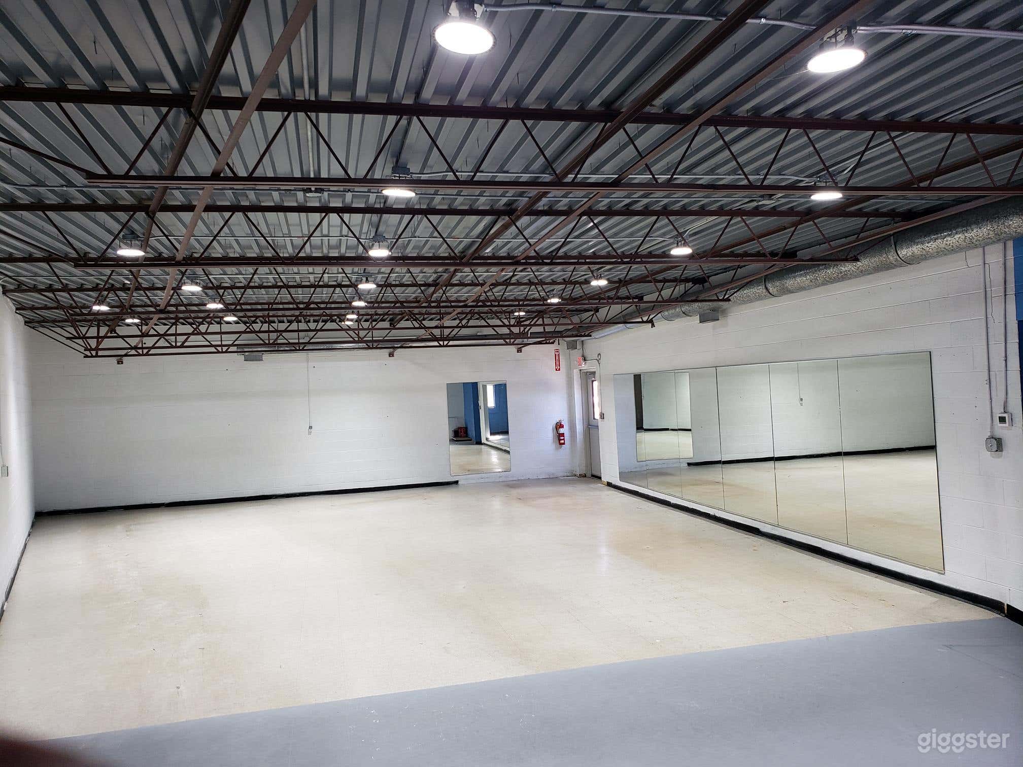  Huge Ware House in Livonia Photo 4