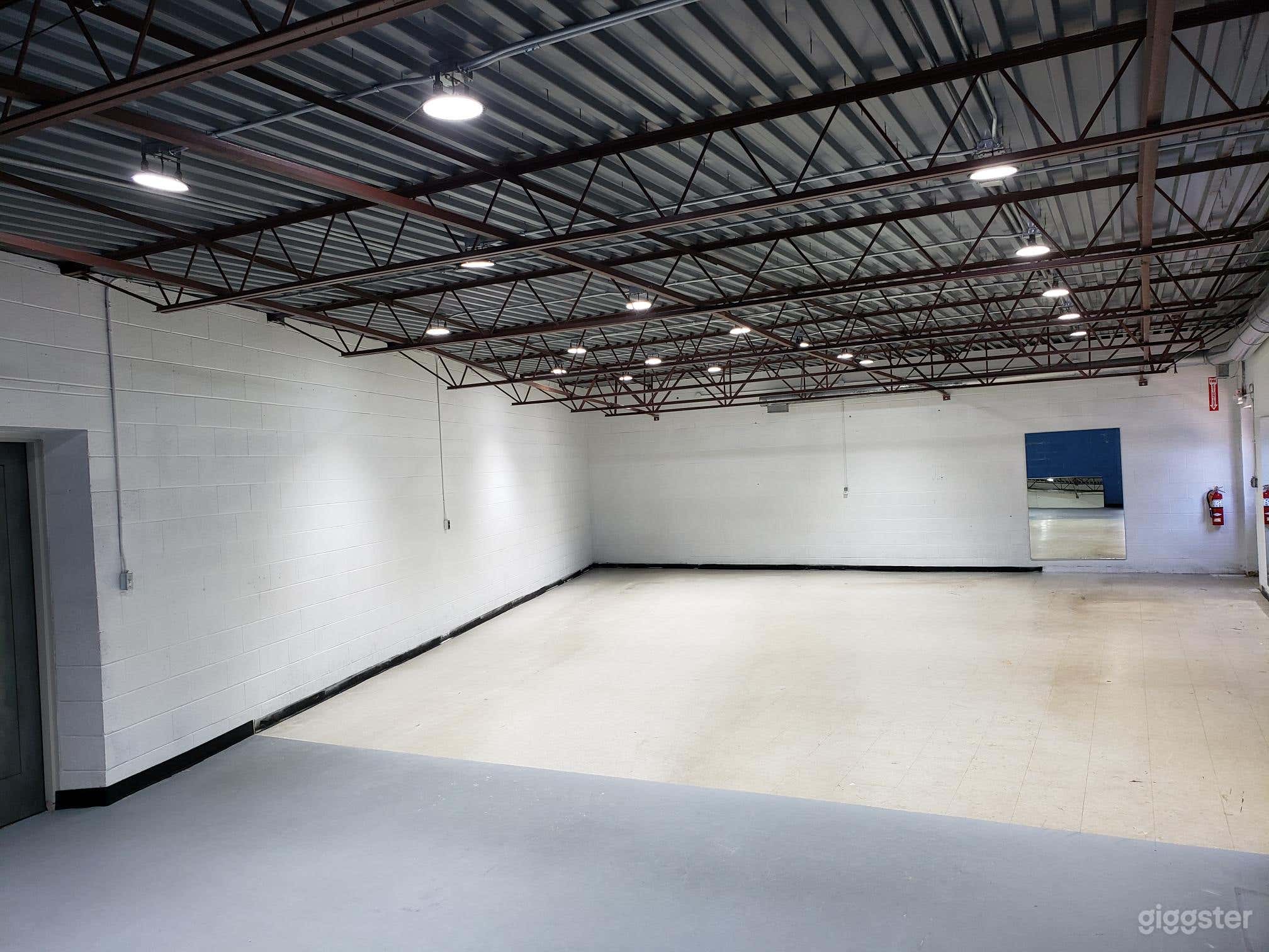  Huge Ware House in Livonia Photo 2