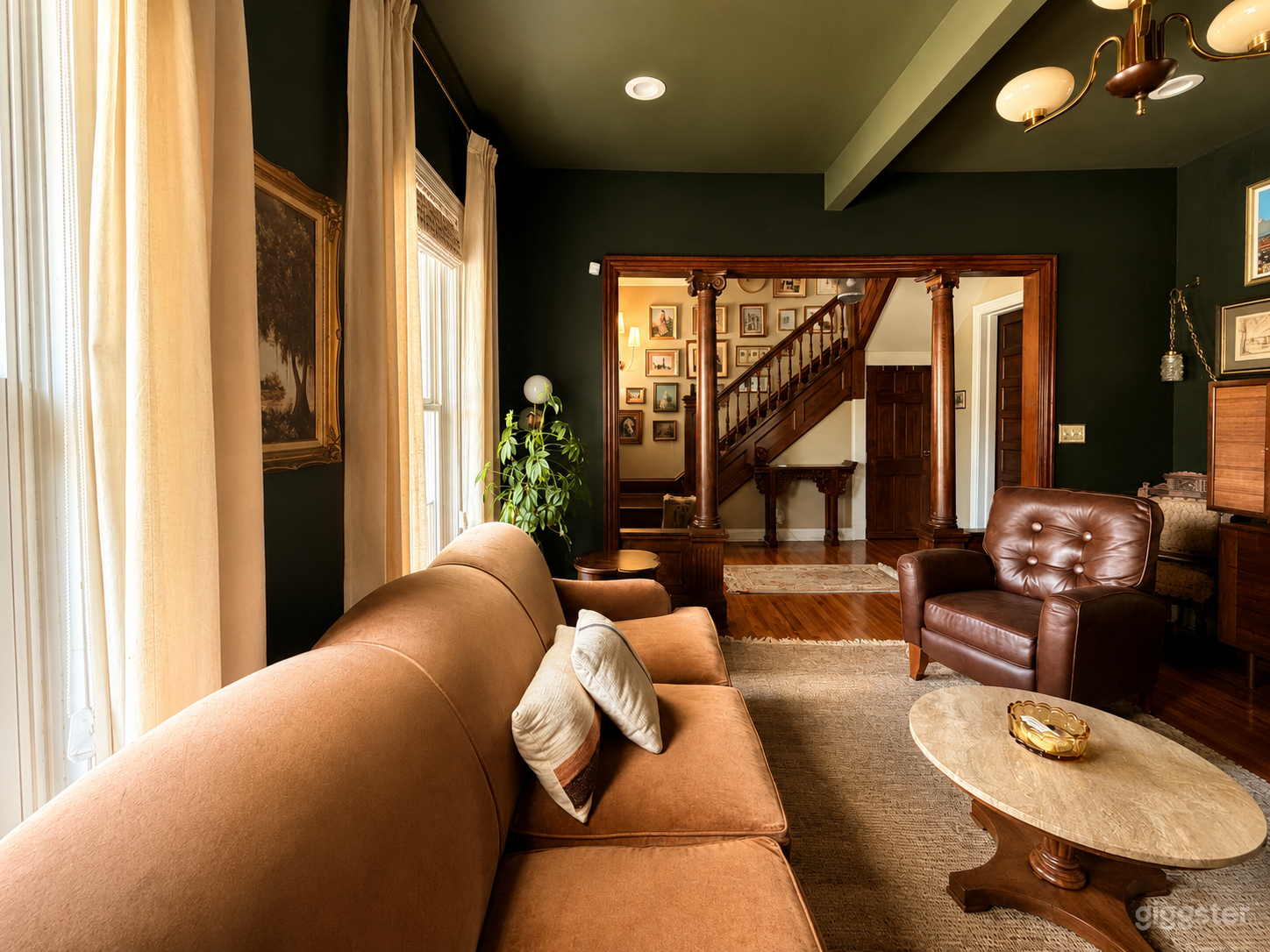 Historic Victorian Parlor, Grand Staircase &Wraparound Porch Photo 2