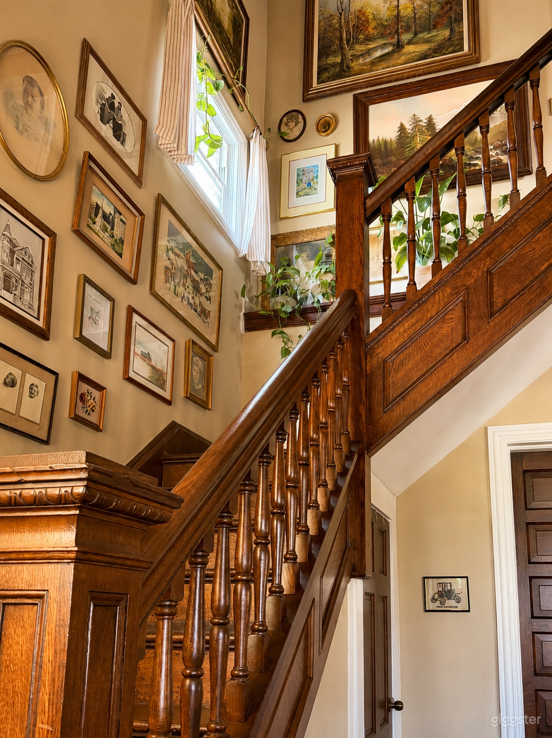 Historic Victorian Parlor, Grand Staircase &Wraparound Porch Photo 3