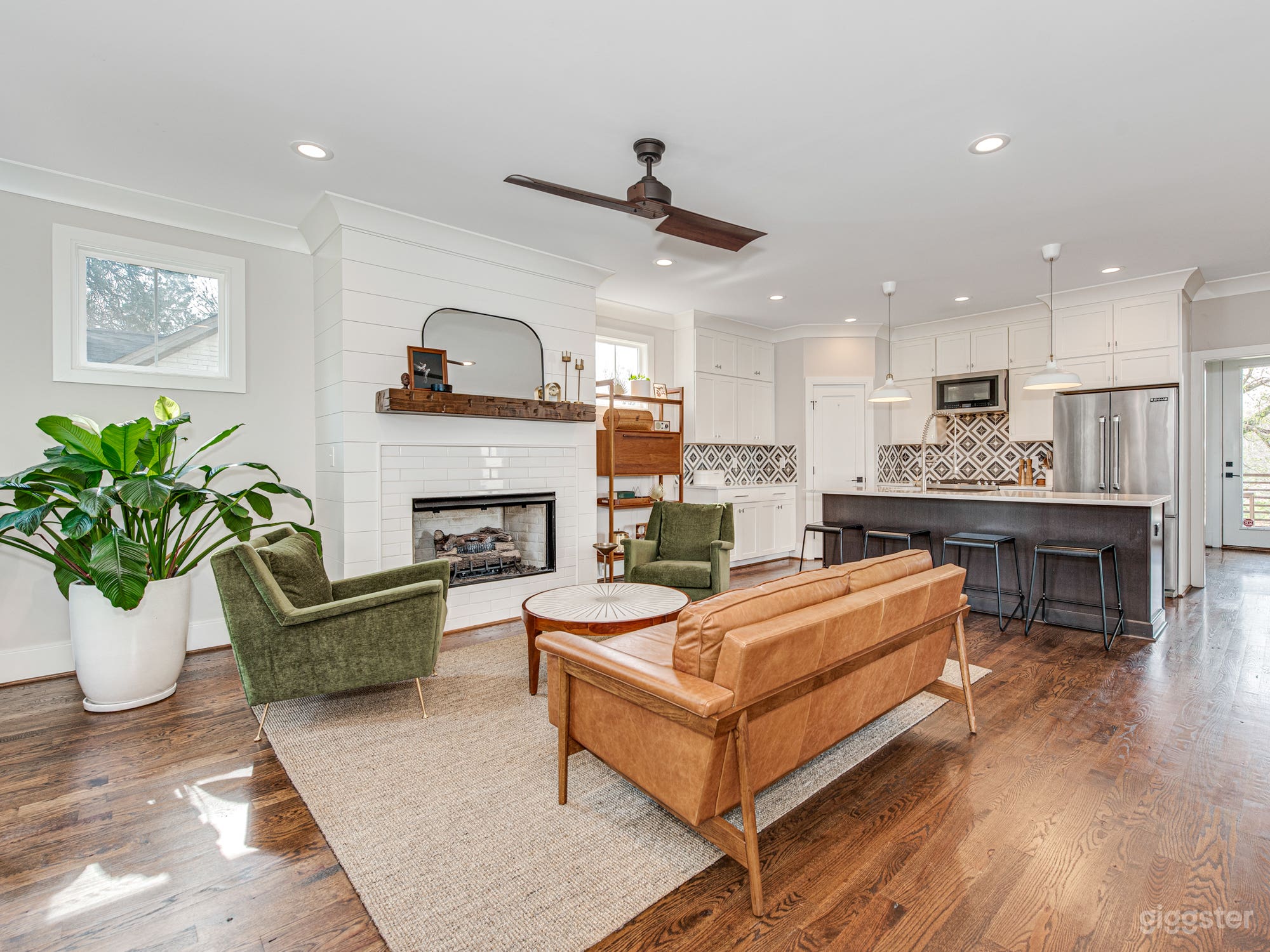 Mid Century Modern Farmhouse Photo 1