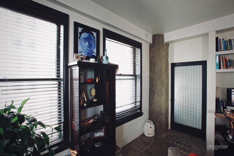  Large windows (almost floor to ceiling) 