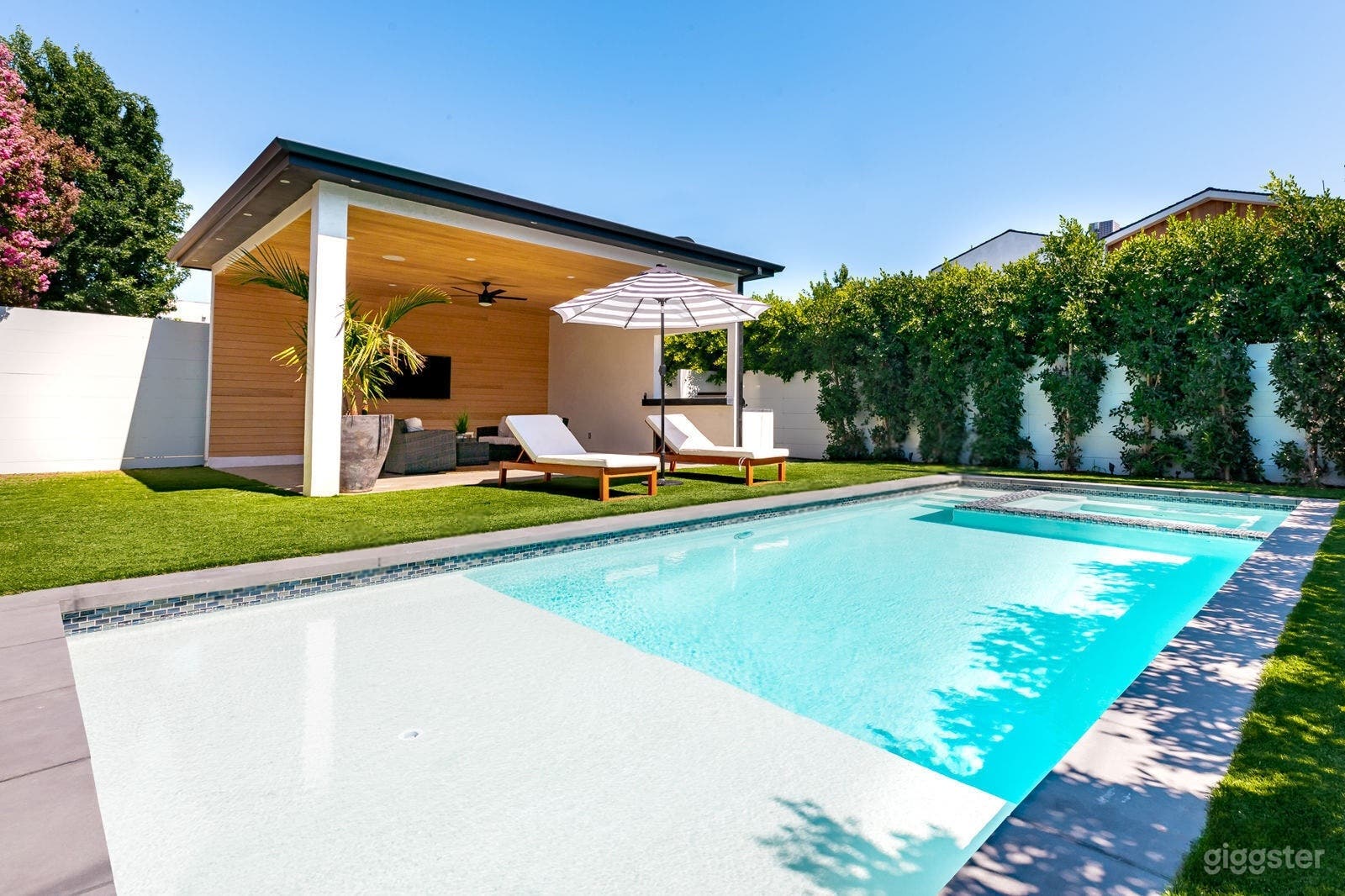 Modern Poolside Escape in Los Angeles Photo 2