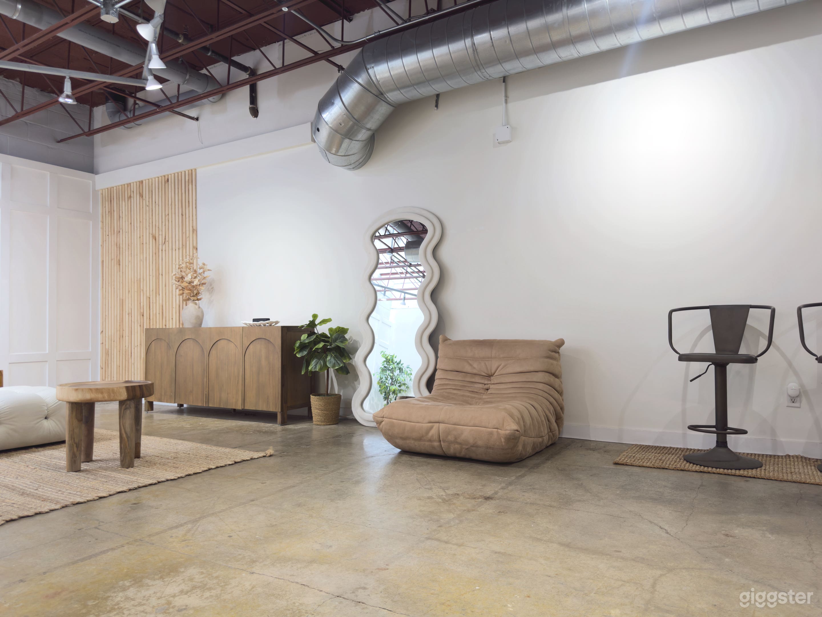 Downtown Fully Equipped Creative Studio Photo 4