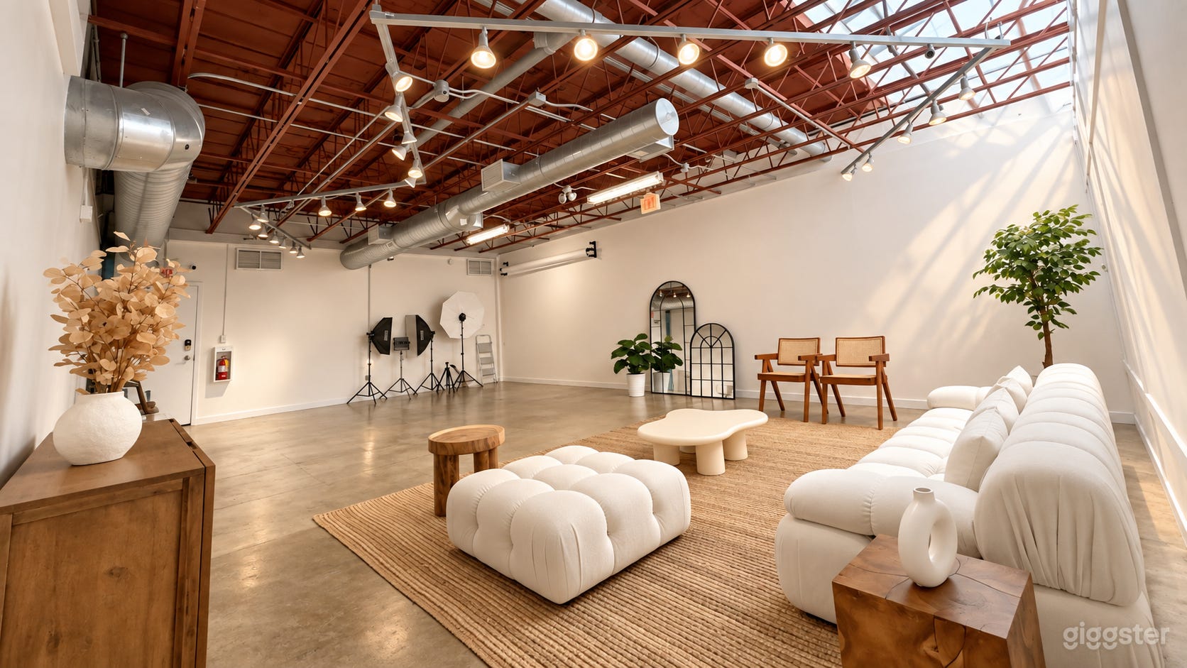 Downtown Fully Equipped Creative Studio Photo 4
