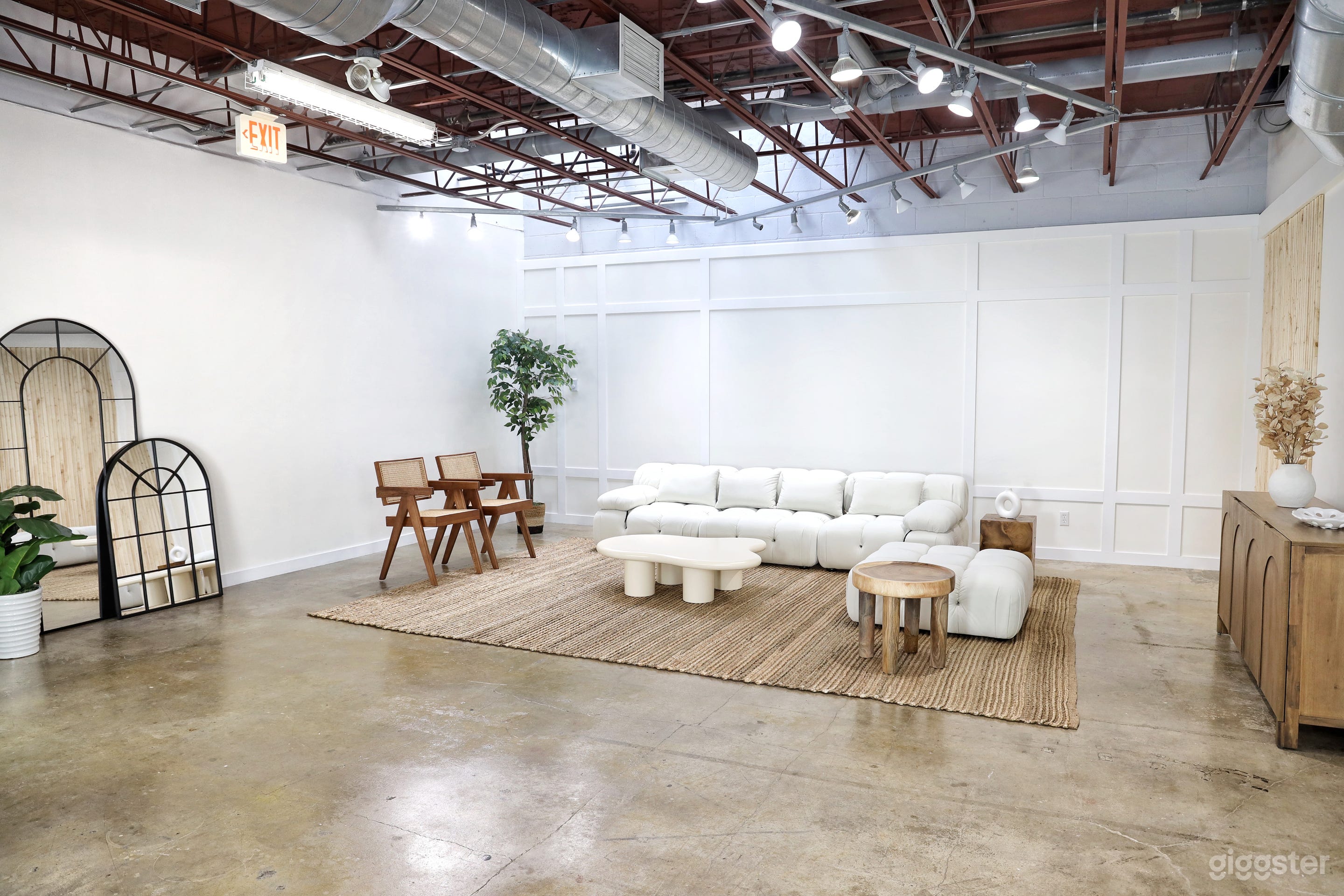 Downtown Fully Equipped Creative Studio Photo 1