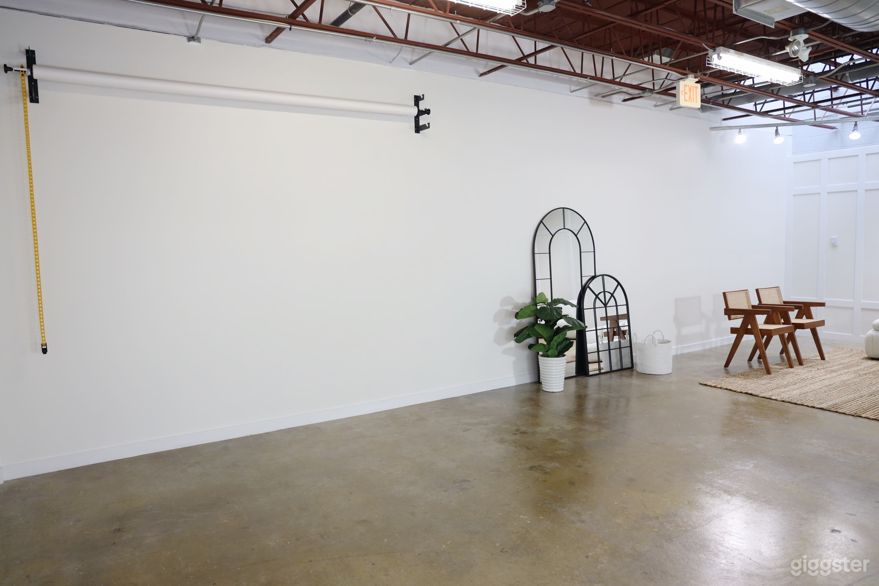 Downtown Fully Equipped Creative Studio Photo 2