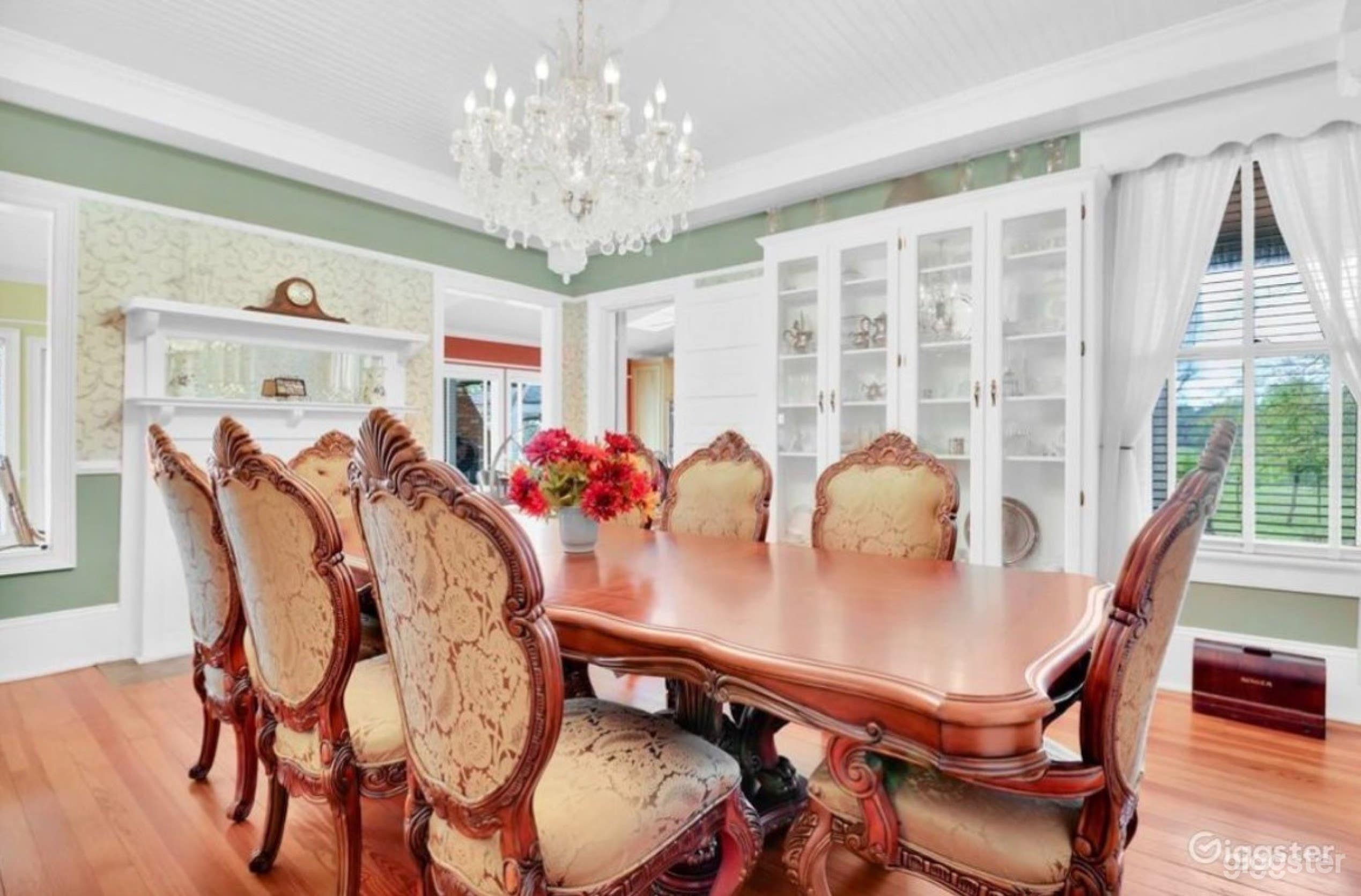 A Charming Single-Bedroom Photo 2