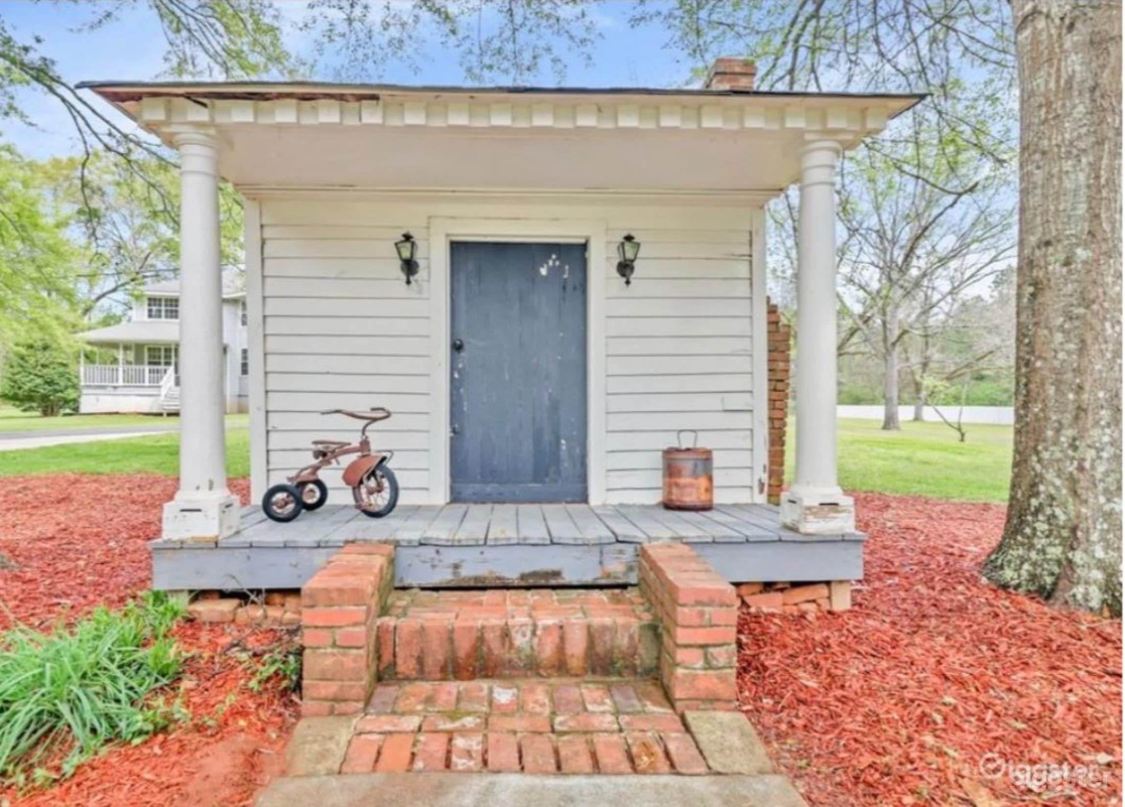 A Charming Single-Bedroom Photo 1