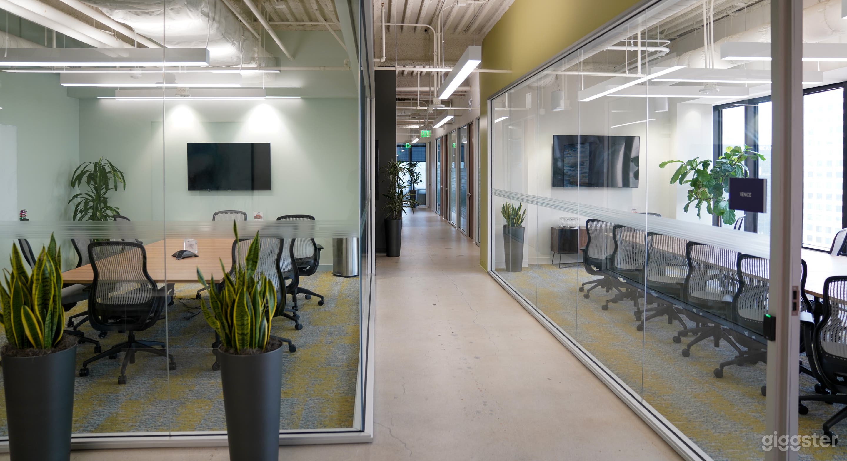 Wilshire Conference Room - Meeting Space for 8 Photo 2