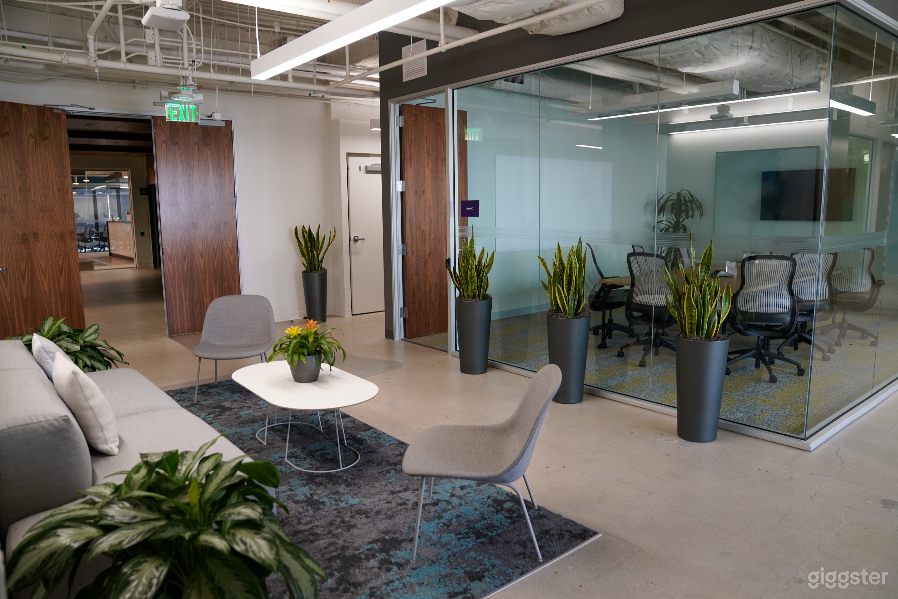 Wilshire Conference Room - Meeting Space for 8 Photo 3