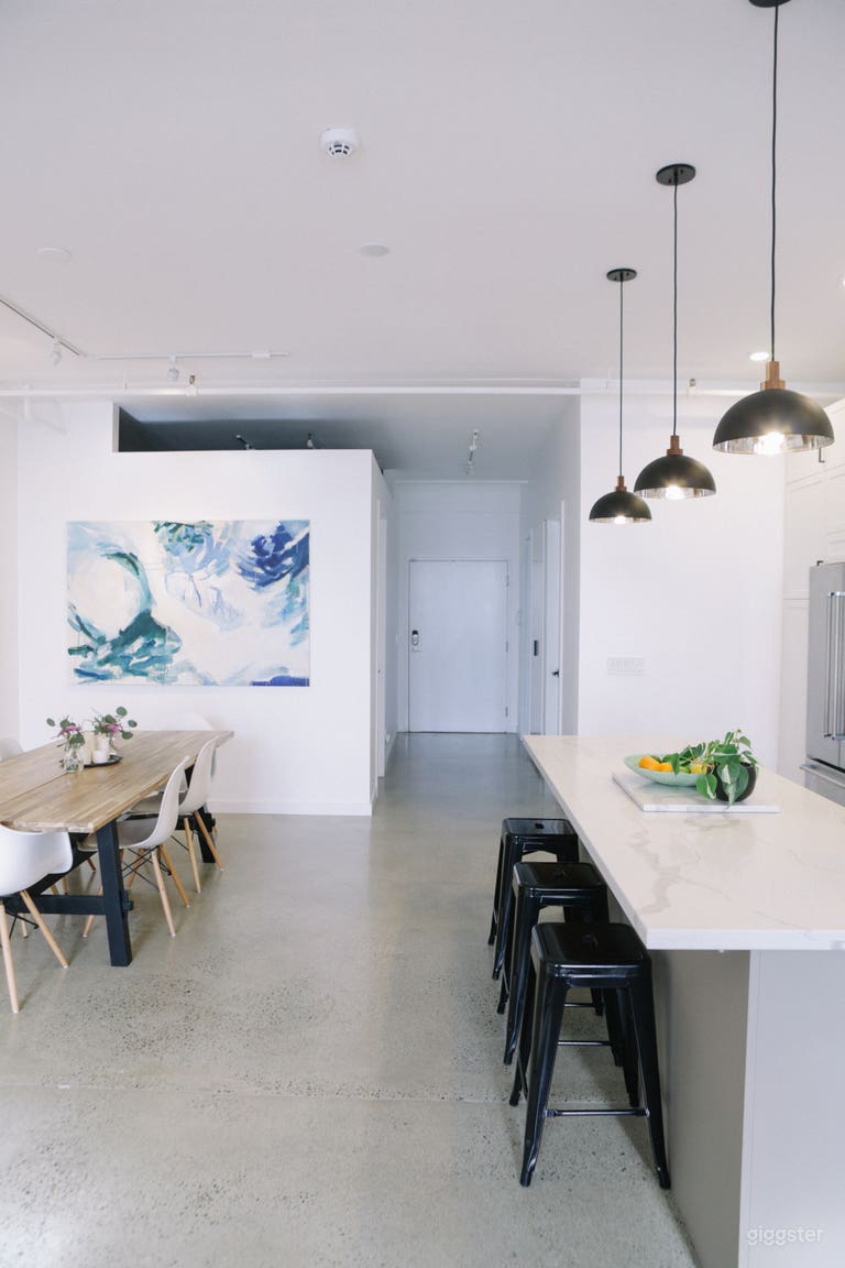  Eclectic Loft, Bright Natural Light, 10ft Ceiling 