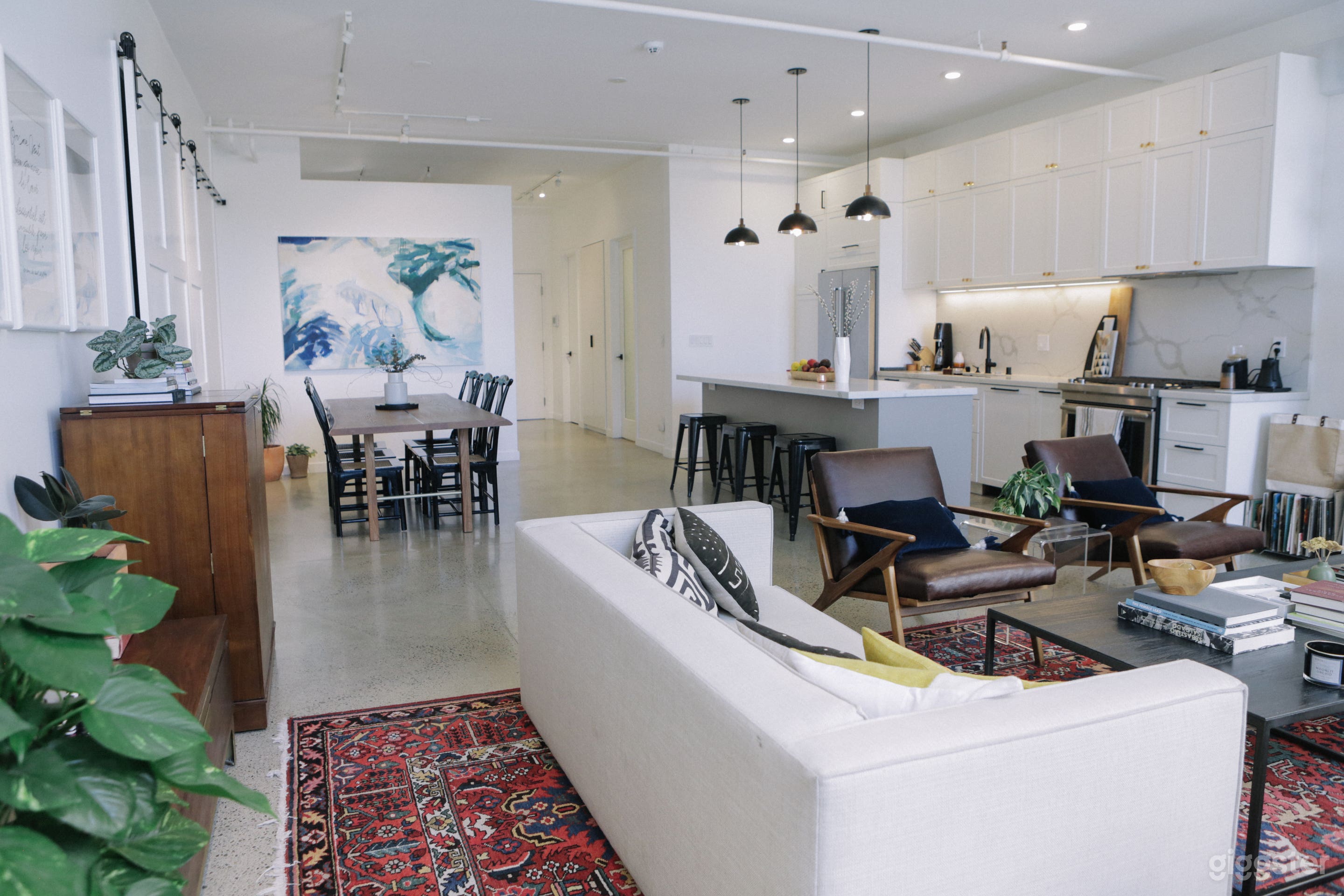 Eclectic Loft, Bright Natural Light, 10ft Ceiling Photo 1