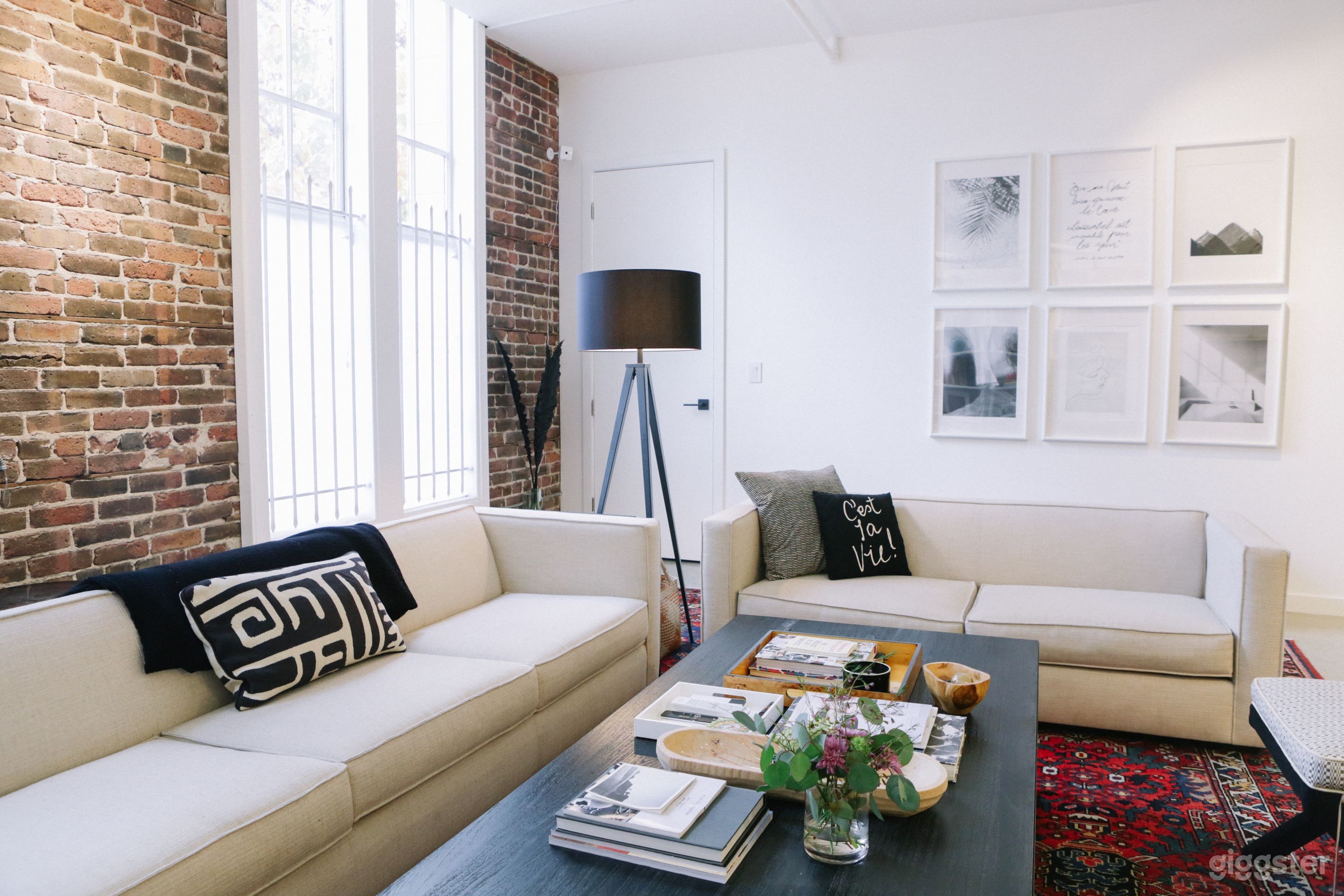 Eclectic Loft, Bright Natural Light, 10ft Ceiling Photo 3