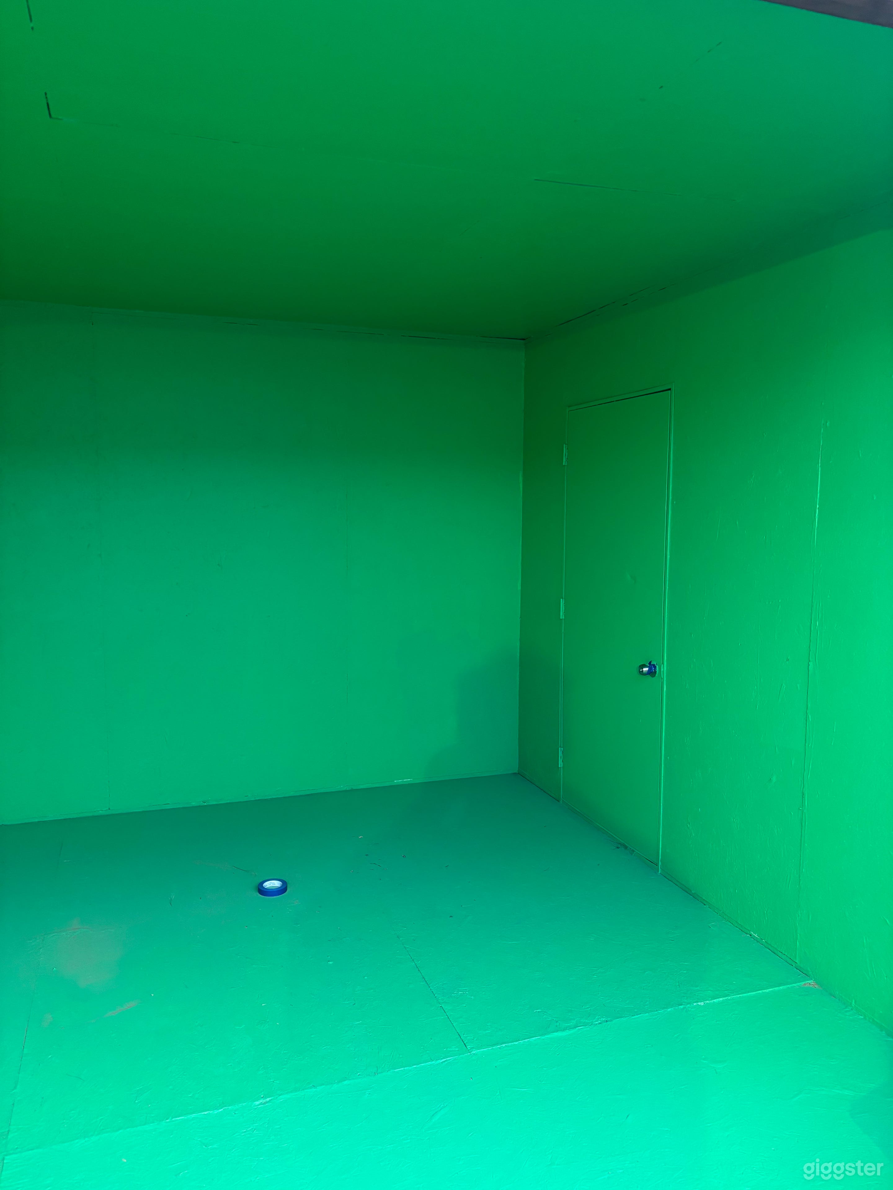 It’s a green screen room Photo 2