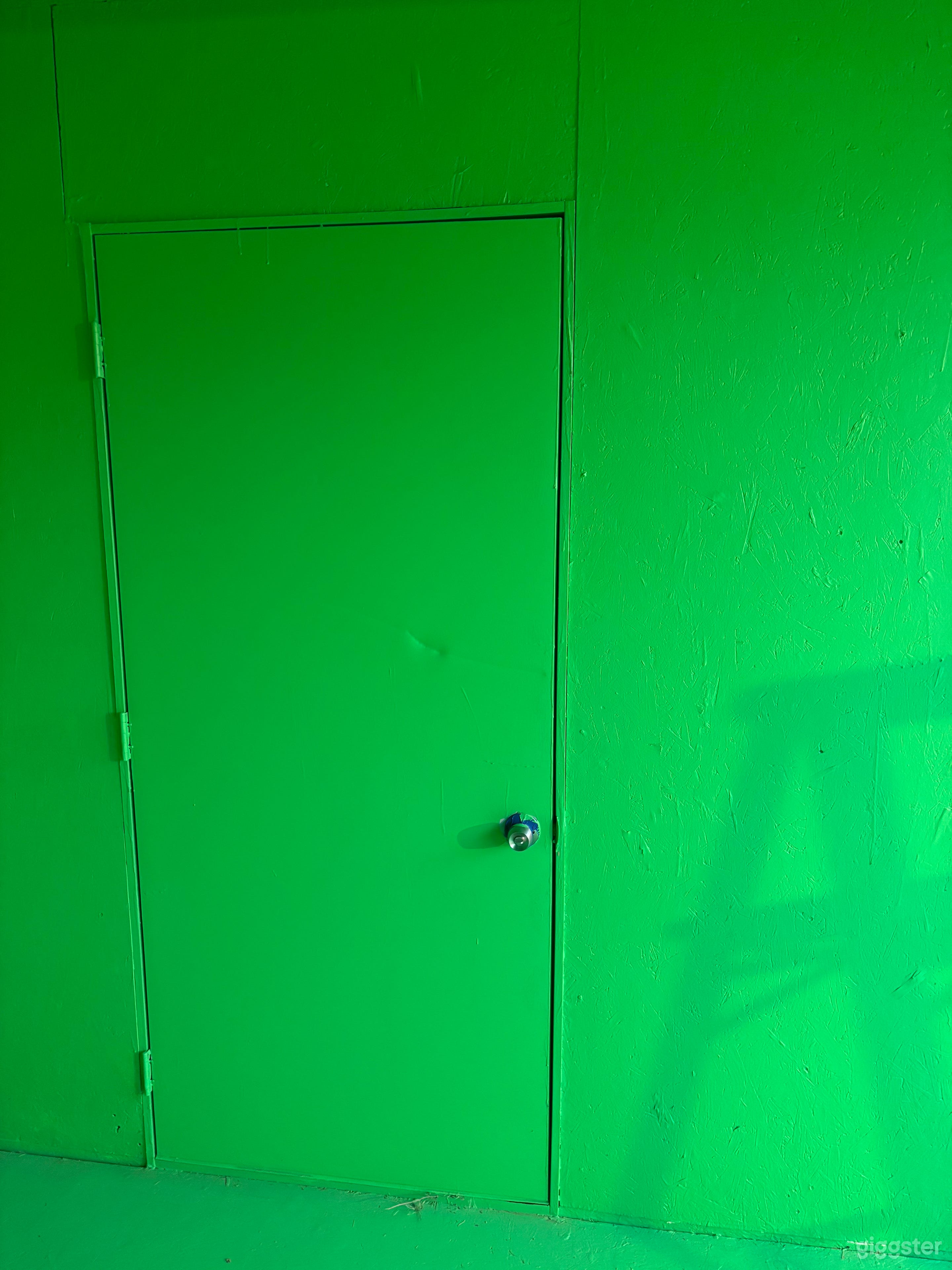 It’s a green screen room Photo 3