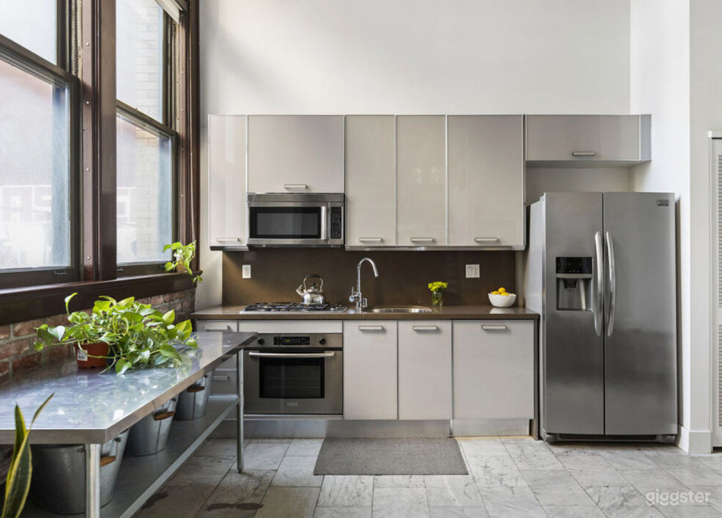 Spacious Loft with Natural Light Photo 2