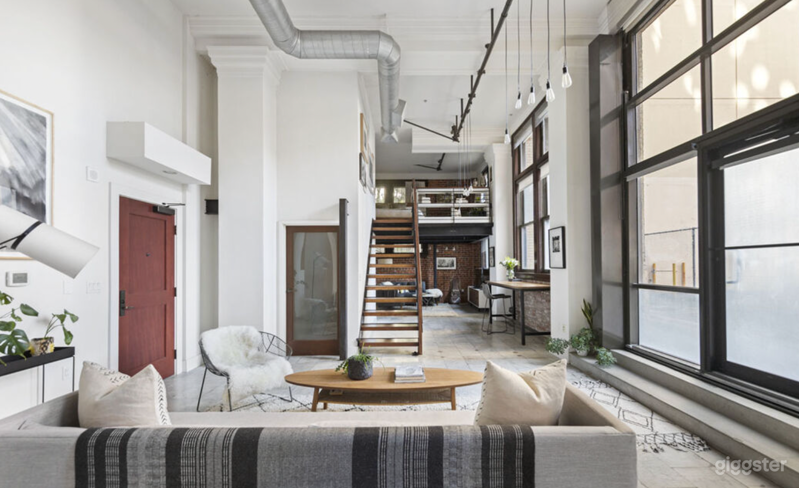 Spacious Loft with Natural Light Photo 4