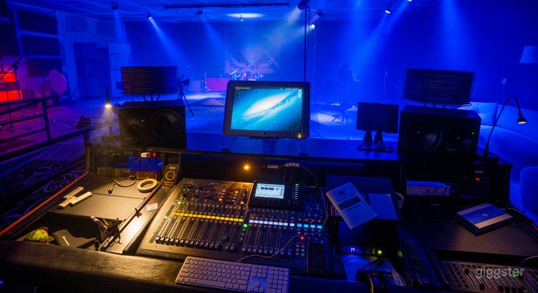  Por un costo adicional reserve a nuestro equipo de audio para manejar el sonido en vivo usando la consola Behringer X32, también disponible monitoreo intrauditivo 