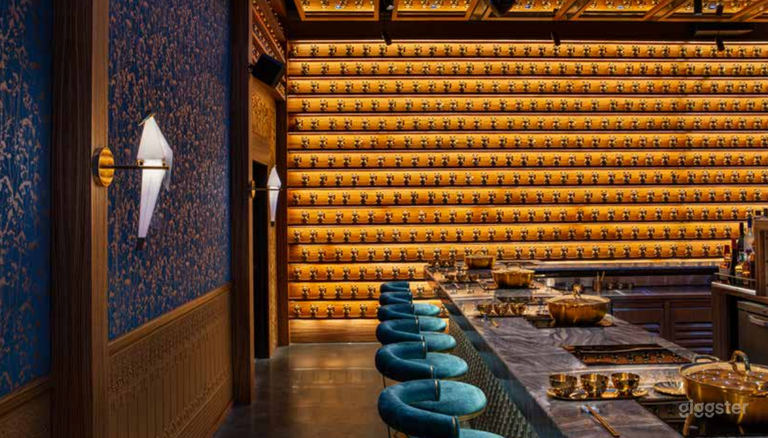  Oasis Shabu Shabu con Detalles Dorados y Florales Ornamentados 