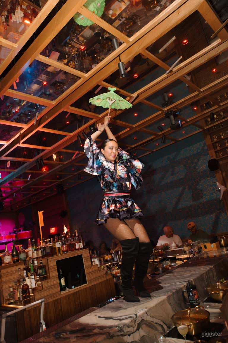  Oasis Shabu Shabu con Detalles Dorados y Florales Ornamentados 