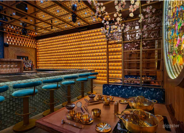  Oasis Shabu Shabu con Detalles Dorados y Florales Ornamentados 