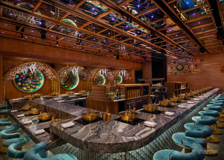  Oasis Shabu Shabu con Detalles Dorados y Florales Ornamentados 