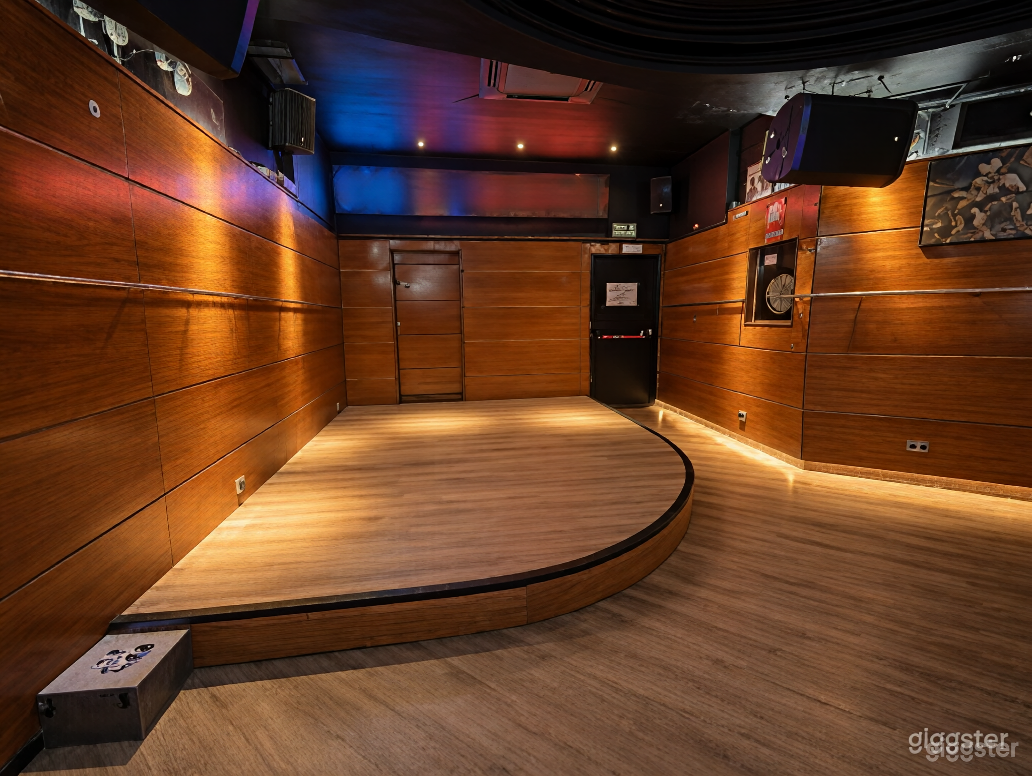 Sala de Conciertos y Club Estilo Años 80 con Escenario en Chamberí Foto 2