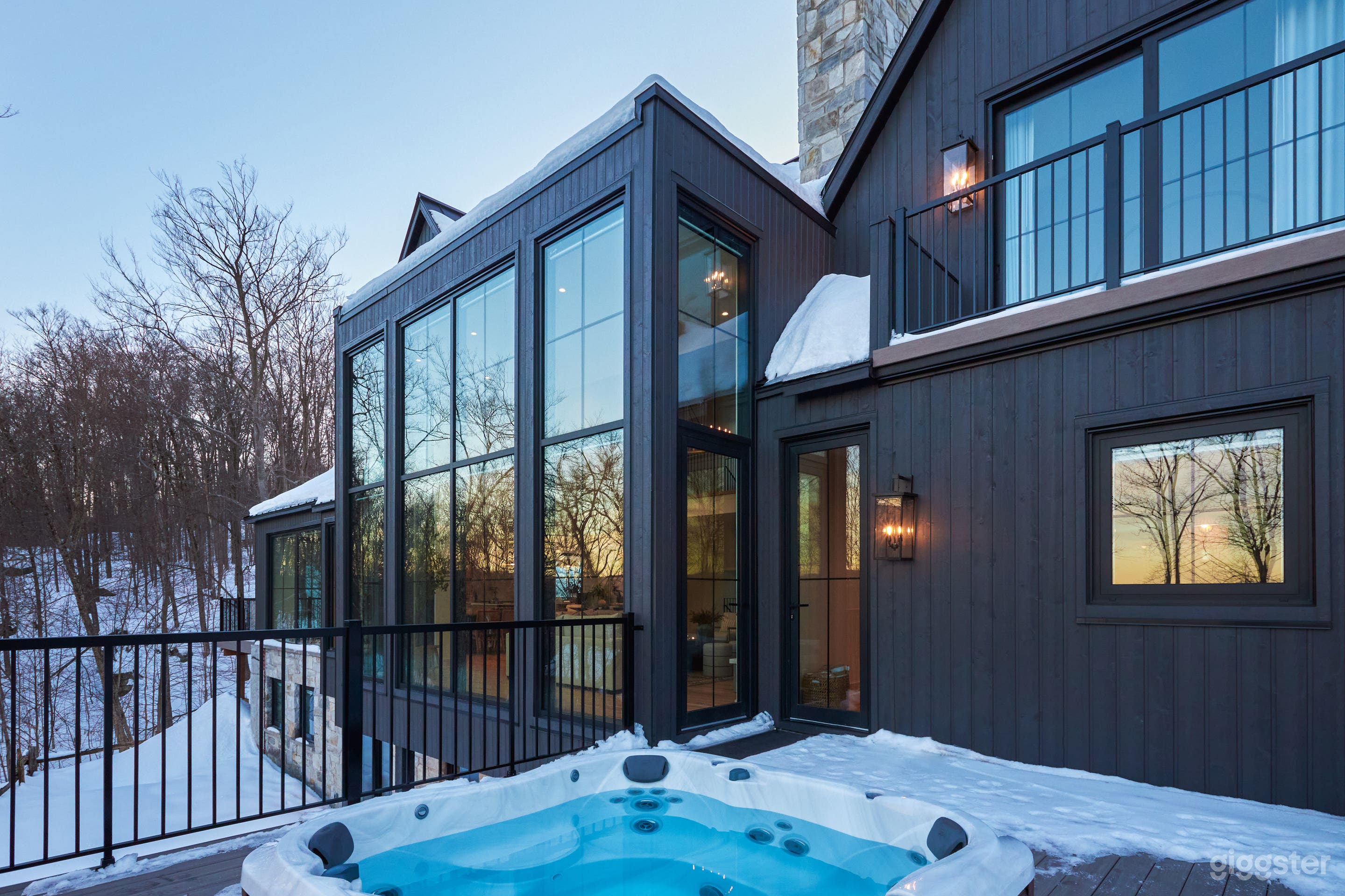 Twin Peaks - brand new luxury 5 bedroom chalet Photo 3