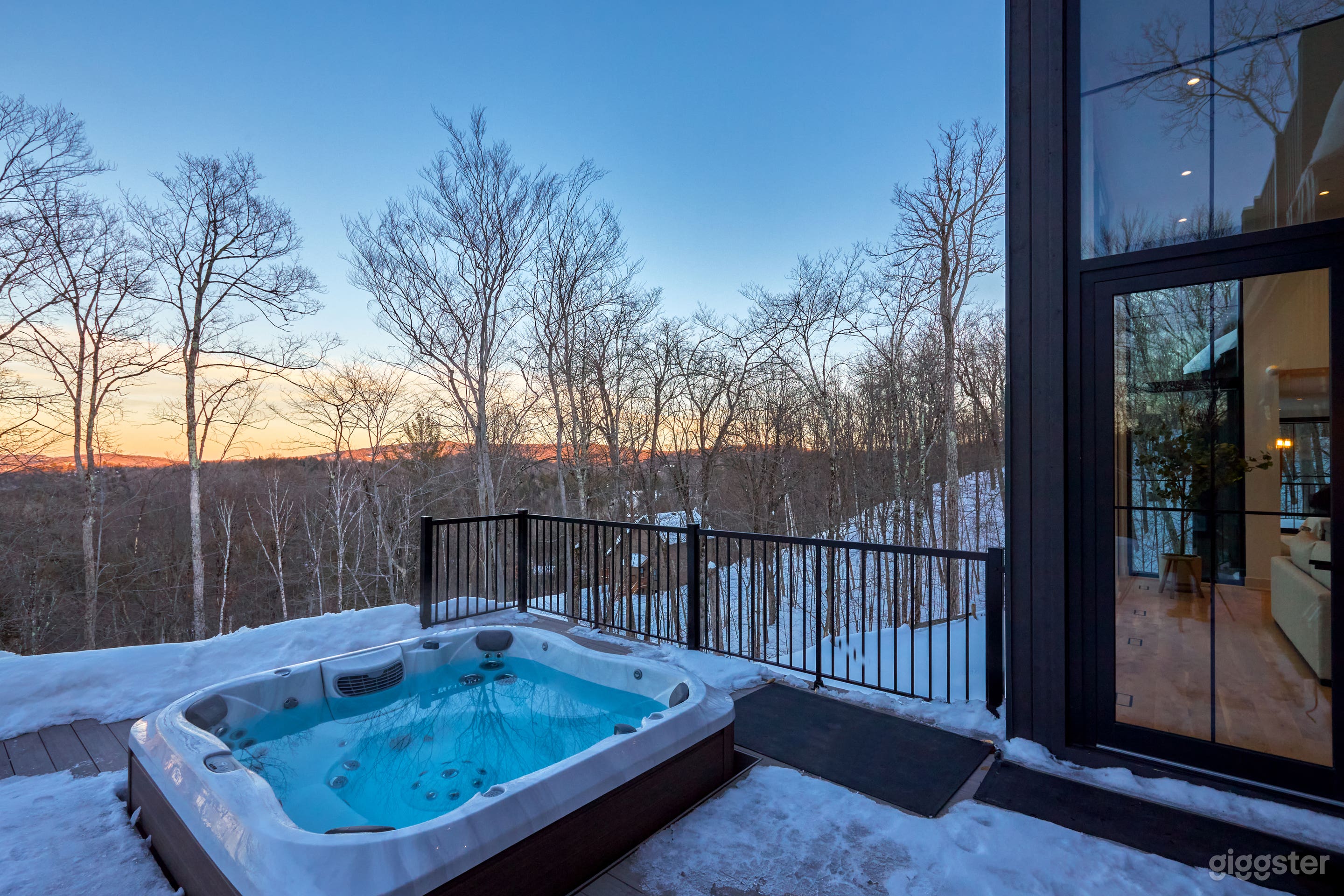 Twin Peaks - brand new luxury 5 bedroom chalet Photo 4