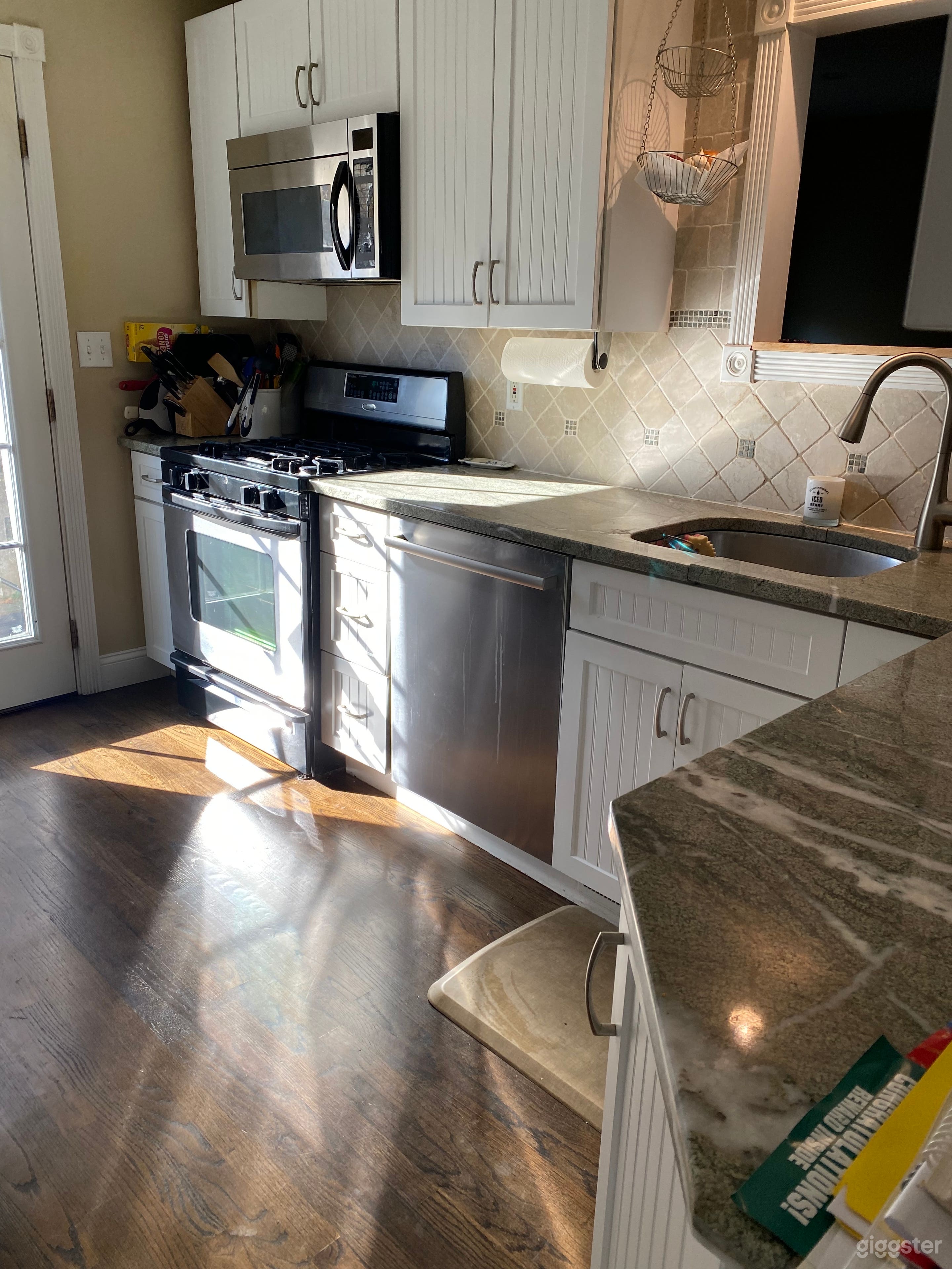 Galley Kitchen right off the living room 
Approx 11'6"x6'6"