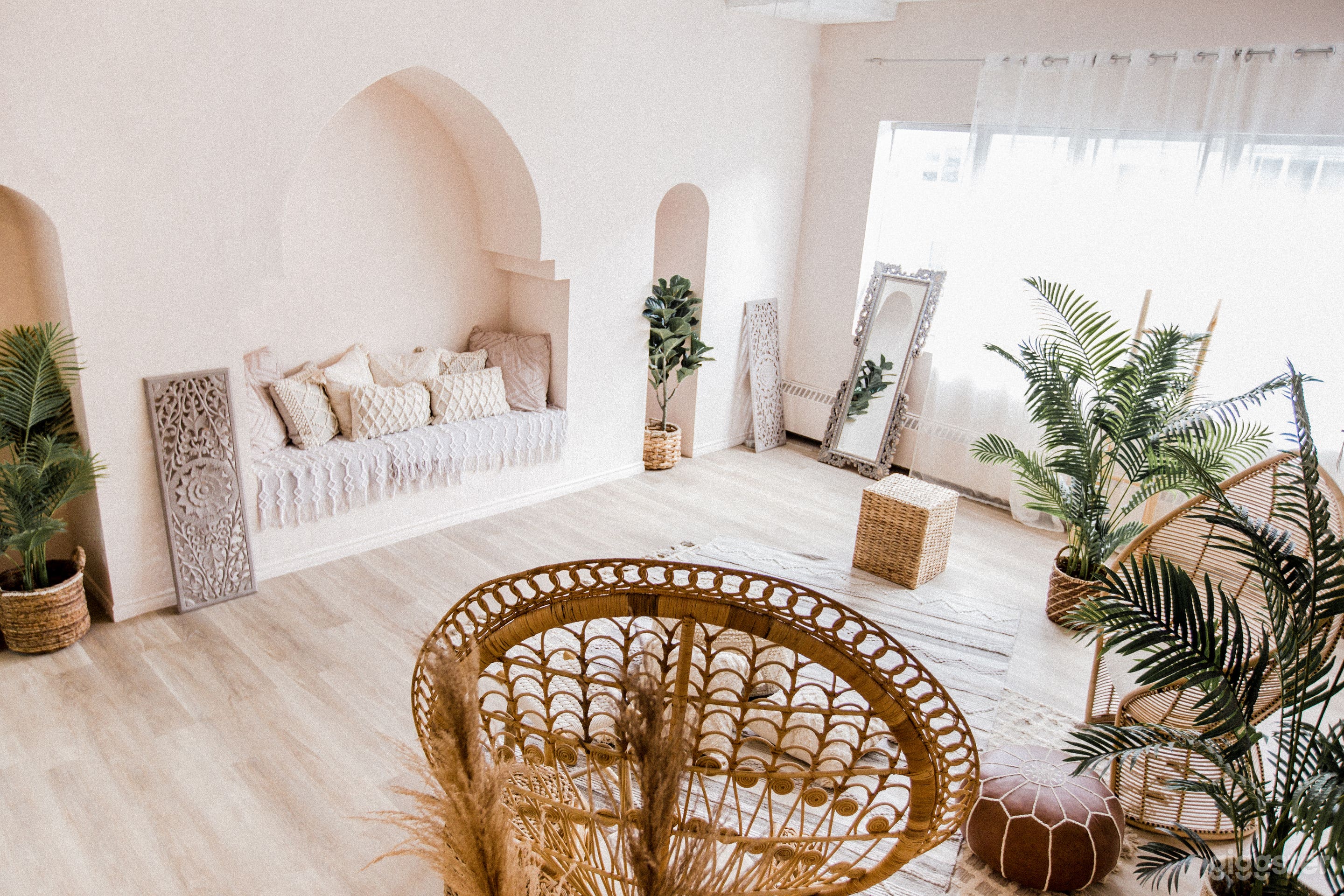 Bohemian Photo Studio with Textured Decor &amp; Artistic Setting Photo 1