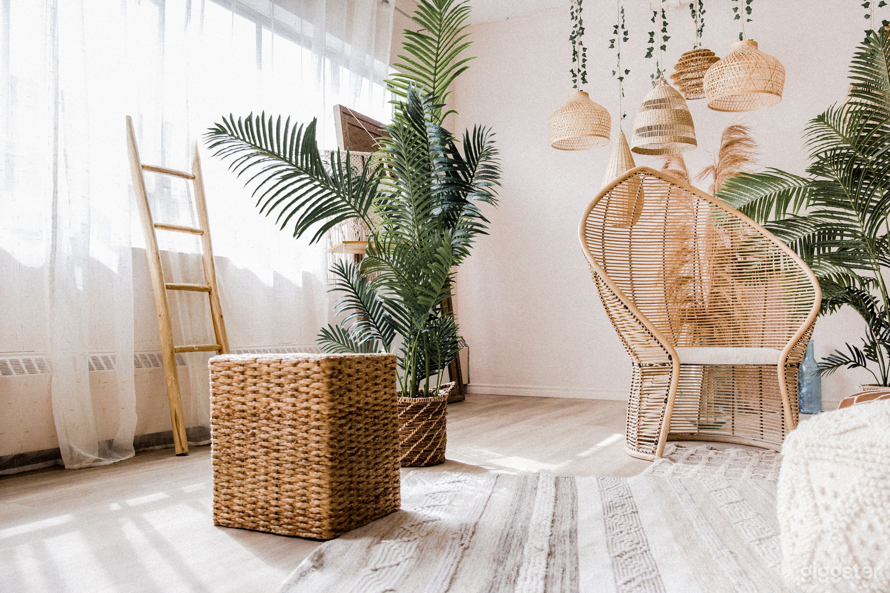 Bohemian Photo Studio with Textured Decor &amp; Artistic Setting Photo 3